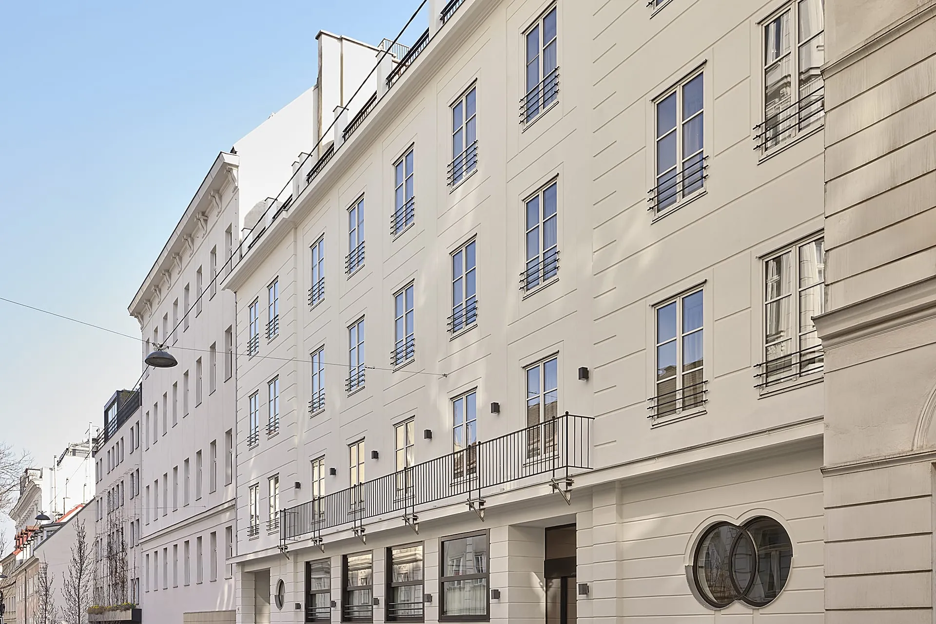 Die helle, klassizistisch anmutende Fassade des Miiro Spittelberg fügt sich in die Kirchberggasse im siebten Wiener Bezirk ein.