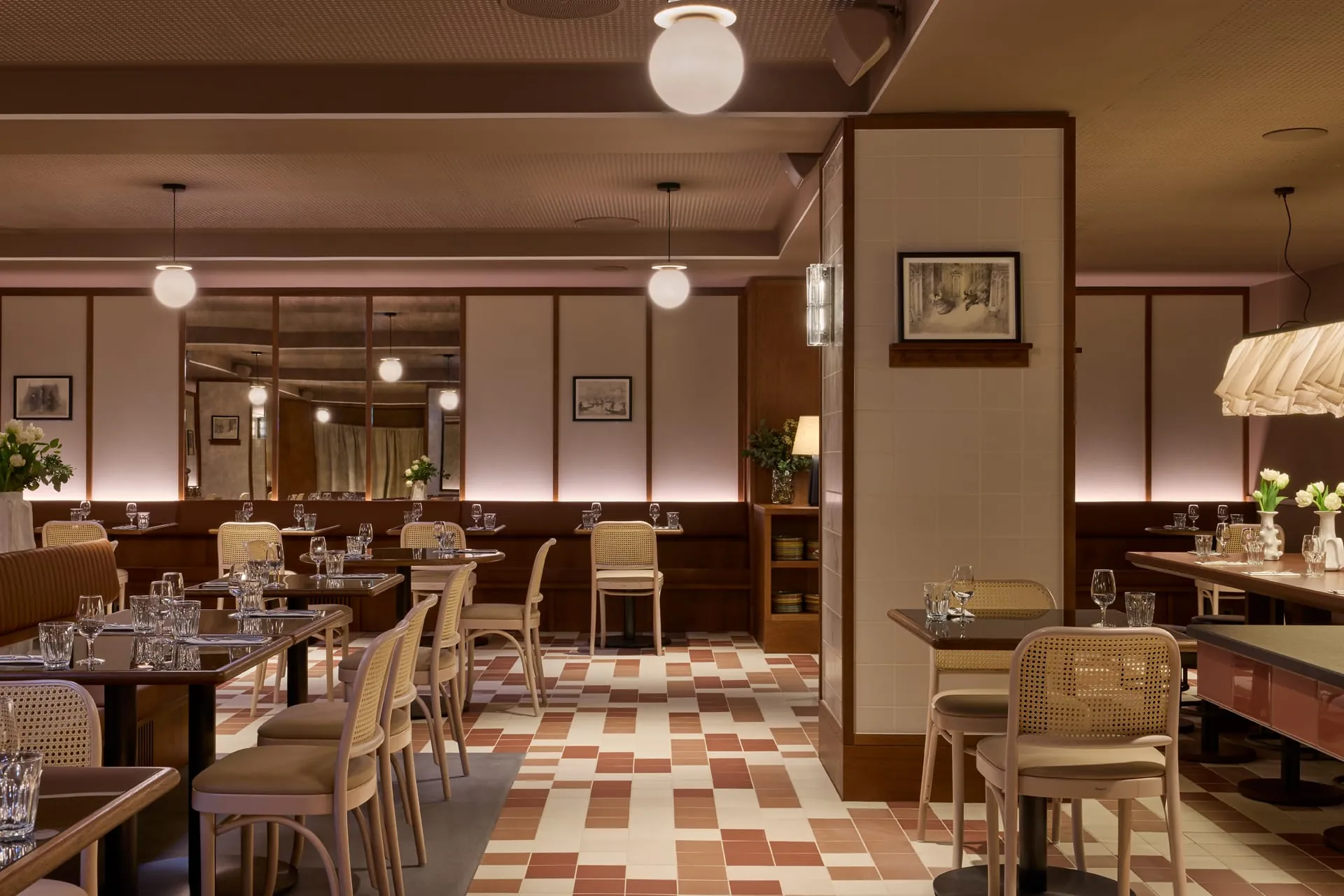 Der hintere Gastraum des Poco setzt auf Holzakzente und warmes Licht. Spiegel an der Rückwand weiten den Raum optisch.