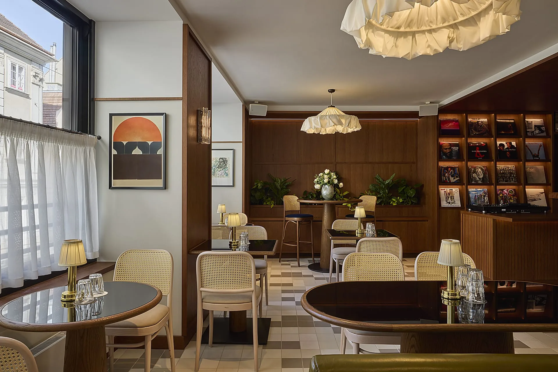 Im vorderen Bereich des Restaurants Poco treffen Wiener Kaffeehauscharme und zeitgenössisches Design aufeinander.