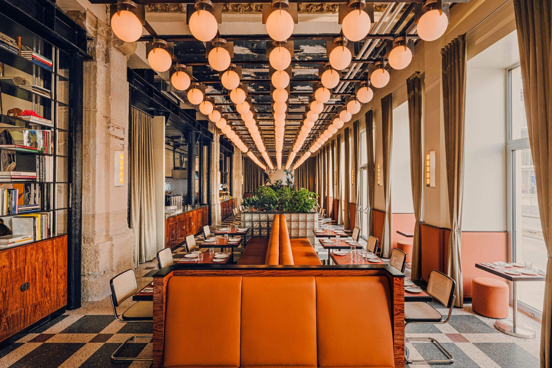 Orangefarbene Lederbänke, Wiener-Geflecht-Stühle und Reihen von Kugellampen an der Decke dominieren das Interior des hoteleigenen Restaurants Boca.