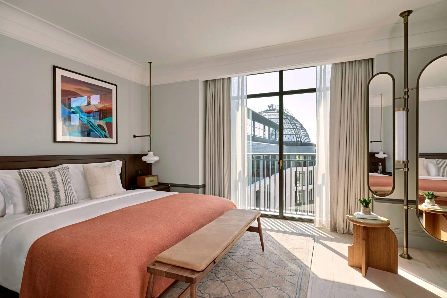 Durch die bodentiefen Fenster der Courtyard Suite fällt der Blick auf die gläserne Kuppel des Whiteley-Komplexes.