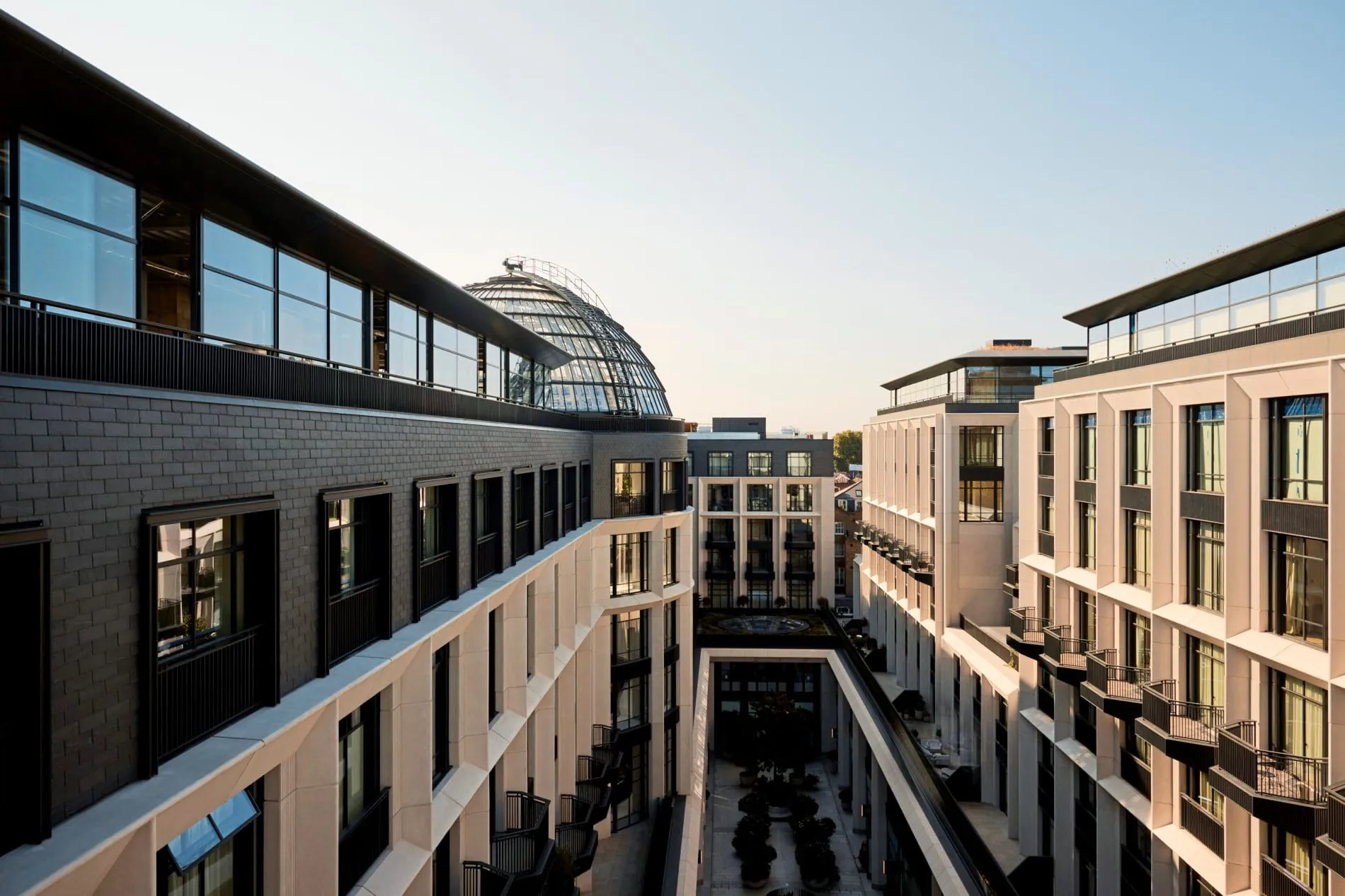 Der Innenhof des Whiteley-Komplexes zeigt die von Foster + Partners verantwortete Architektur. Die gläserne Kuppel, die Tageslicht bis ins Gebäudeinnere leitet, verbindet die denkmalgeschützte Substanz mit der modernen Neubebauung.