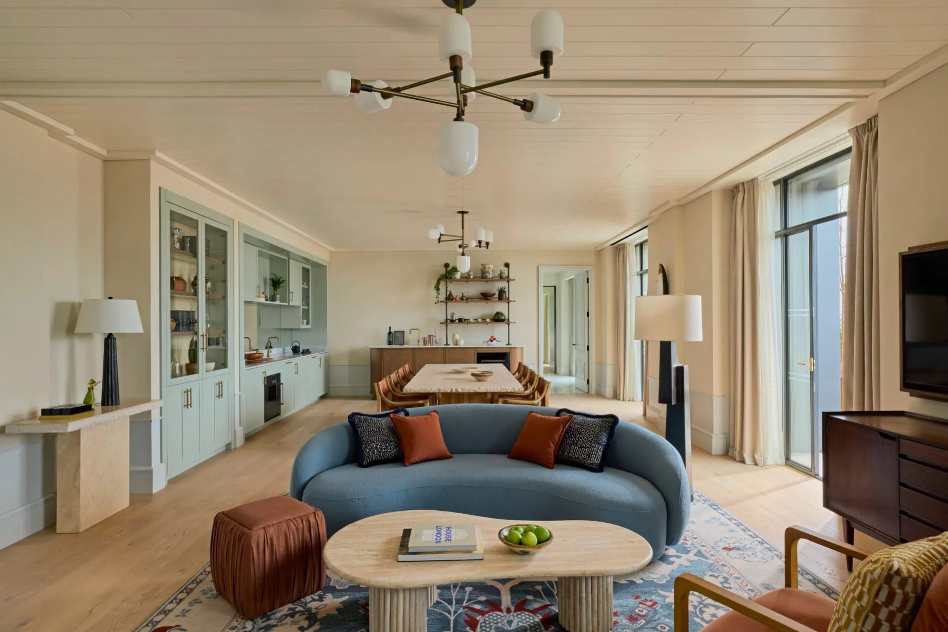 Die Whiteley Suite lässt sich zu einer kompletten privaten Etage erweitern. Der offene Wohnbereich mit Küchenzeile, Esstisch und geschwungenem Sofa bietet großzügigen Raum für Langzeitaufenthalte.