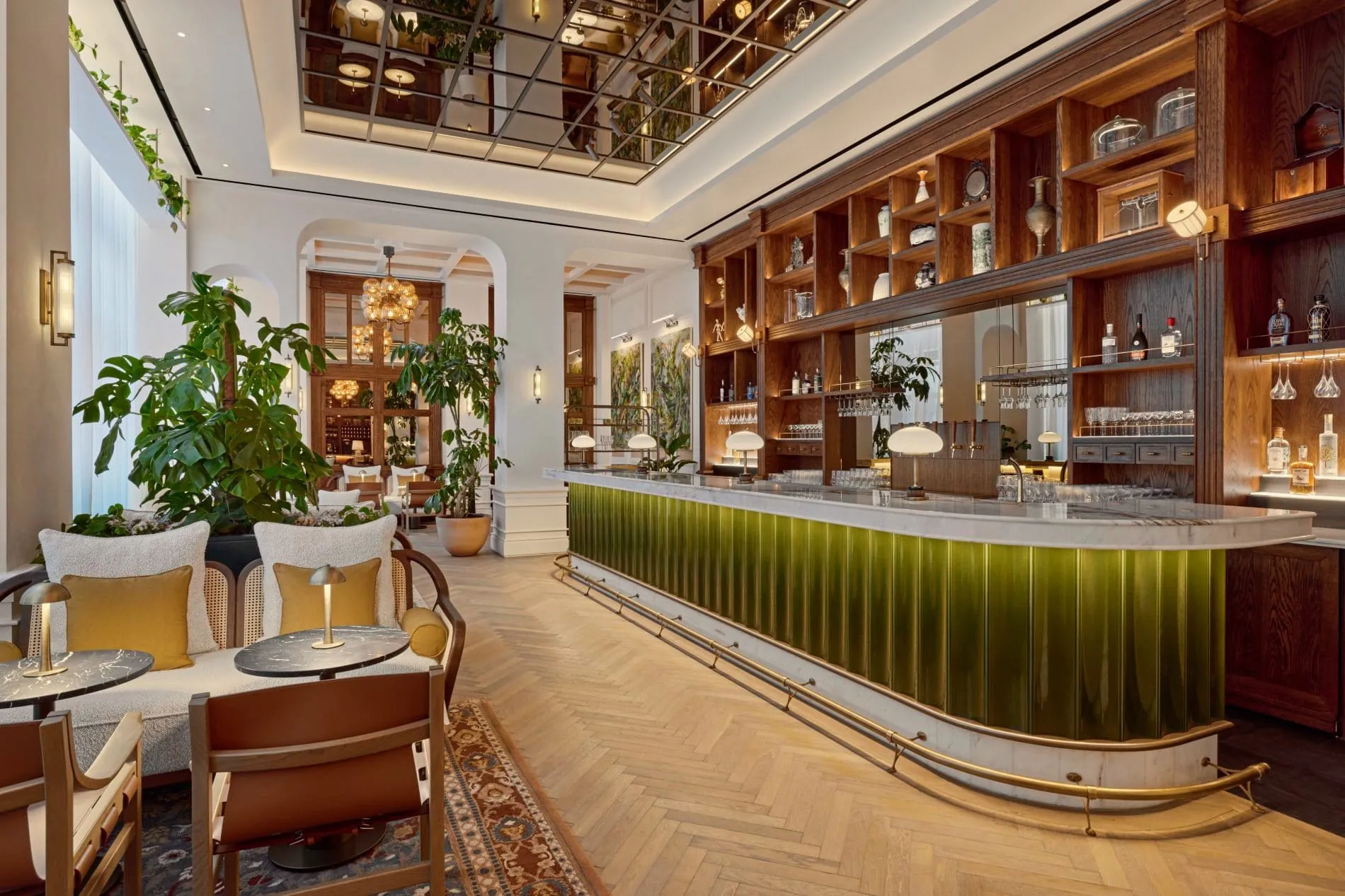 An der olivgrünen Bar mit Marmorplatte entstehen Signature-Cocktails wie der „Clouds Over Islay“ mit Bruichladdich-Whisky und hausgemachtem Amazake.