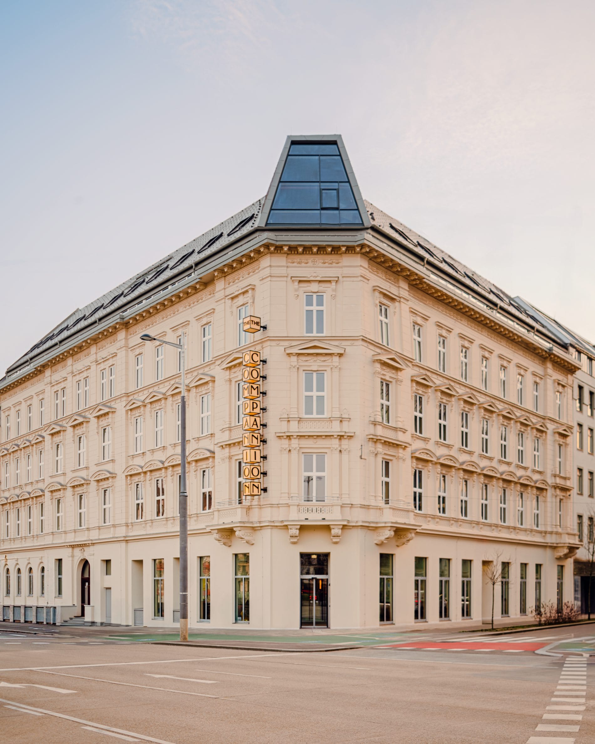 Am Wiener Westbahnhof fügt sich The Companion Vienna in ein historisches Eckgebäude mit heller Fassade ein.