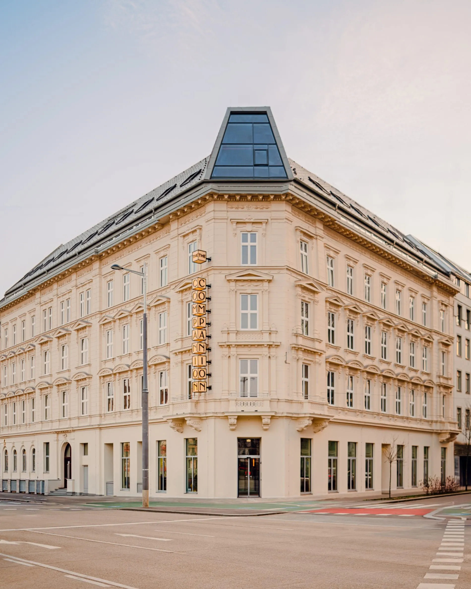 Am Wiener Westbahnhof fügt sich The Companion Vienna in ein historisches Eckgebäude mit heller Fassade ein.
