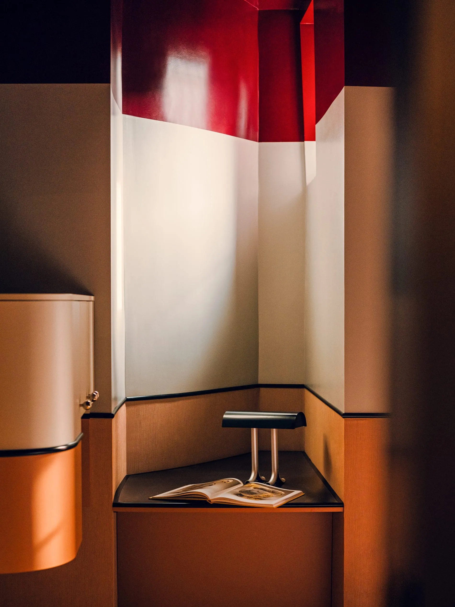 Die Farbgebung aus Rot, Beige und warmem Holz setzt den gestalterischen Leitfaden des Hotels auch in den kleinsten Ecken fort.