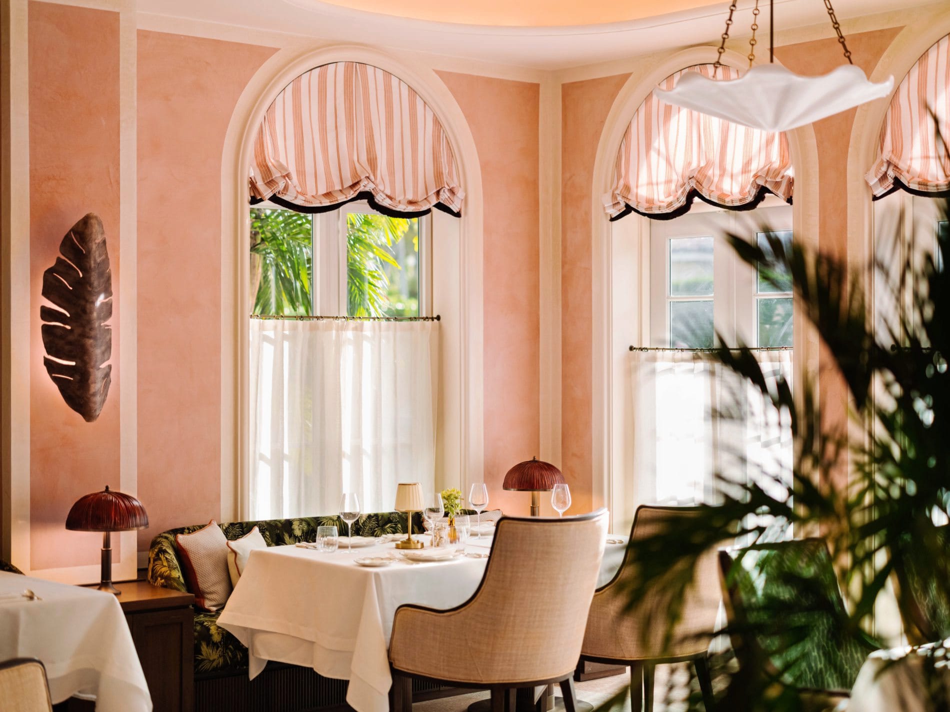 Im Restaurant Coco's verschmelzen warme Terrakottatöne, gestreifte Raffrollos und tropische Akzente zu einem mediterranen Ambiente.