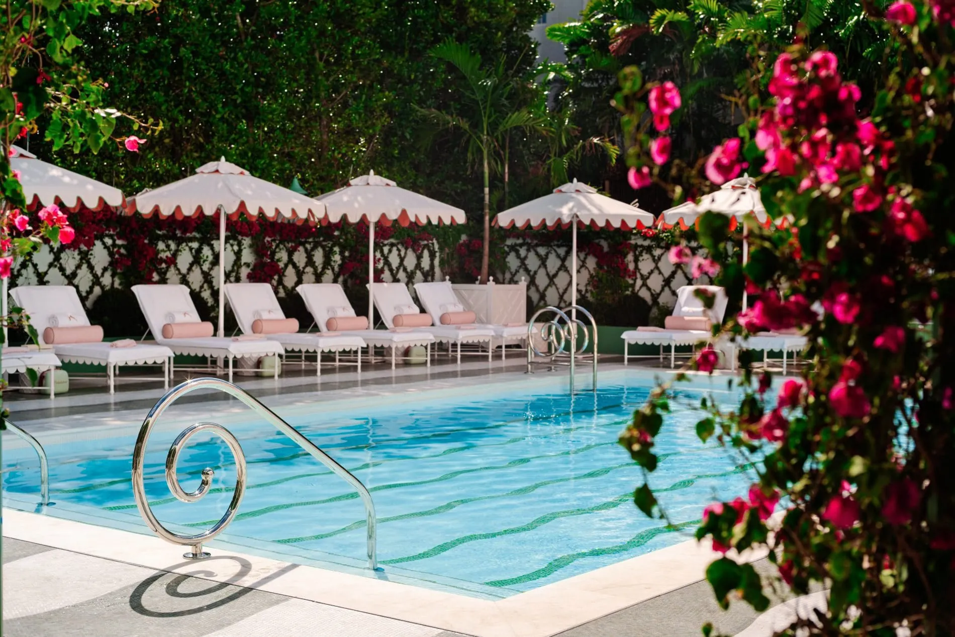 Am Pool des Vineta Hotels erwartet Gäste Retro-Glamour mit maßgefertigten Mosaiken und muschelförmiger Leiter – inspiriert von der Architektur Palm Beachs.