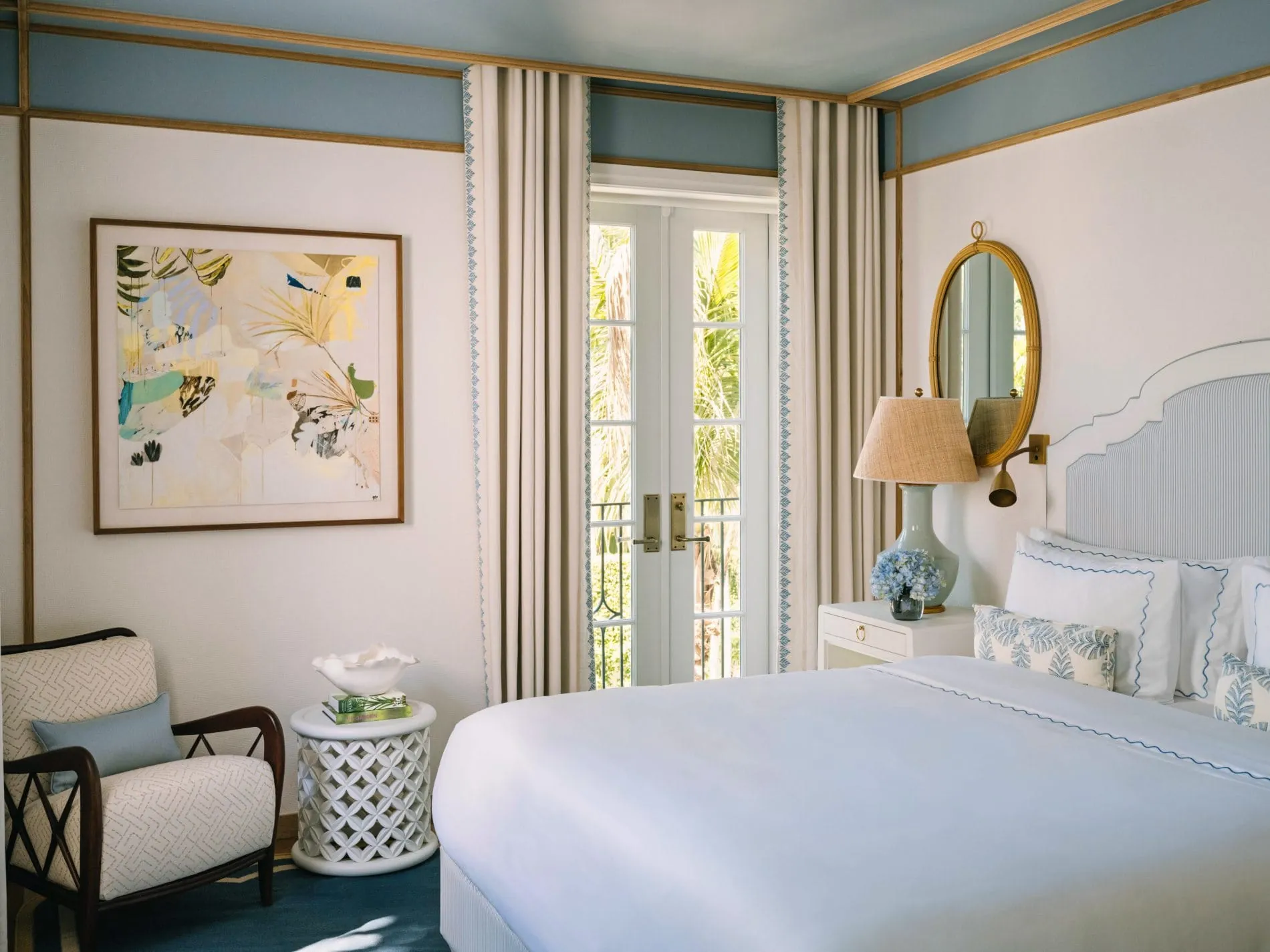 Die Zimmer des Vineta Hotels verbinden europäische Eleganz mit Palm-Beach-Leichtigkeit – gestaltet von Innenarchitekt Tino Zervudachi in harmonischen Weiß- und Blautönen.