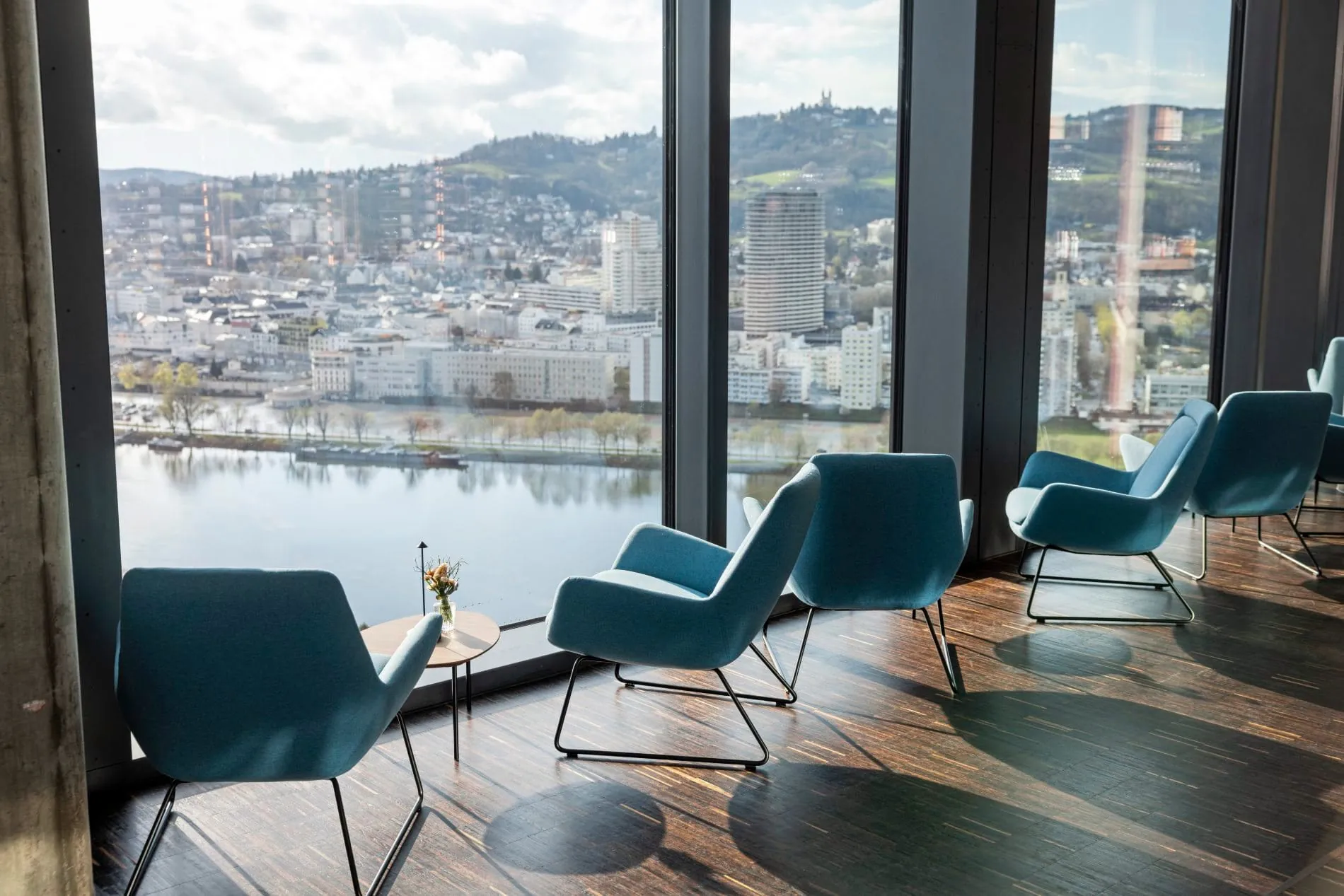 Im 27. Stockwerk bietet die Q27-Lounge durch raumhohe Fenster einen freien Blick auf die Donau und die Linzer Stadtlandschaft.