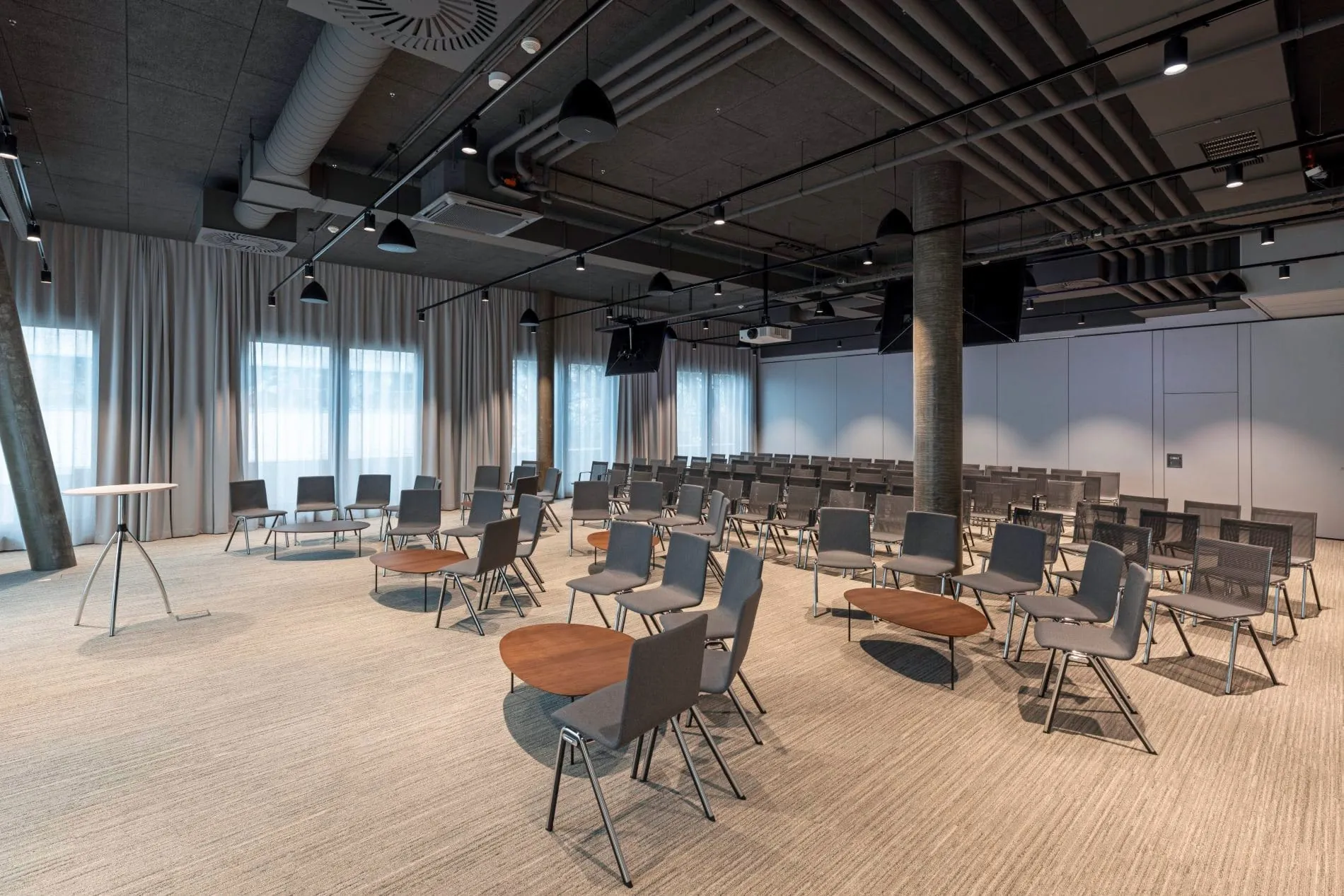 Insgesamt rund 1.000 Quadratmeter Konferenzfläche stehen für Meetings, Events und Veranstaltungen bereit, verteilt auf mehrere Räume.