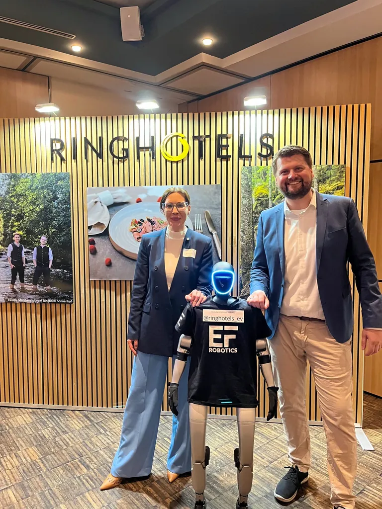 Sorgte f&uuml;r einen ungew&ouml;hnlichen Auftakt: Roboter "Crank" mit Vorst&auml;ndin Petra Weindl und Ruwen Porochnow von EF Robotics.