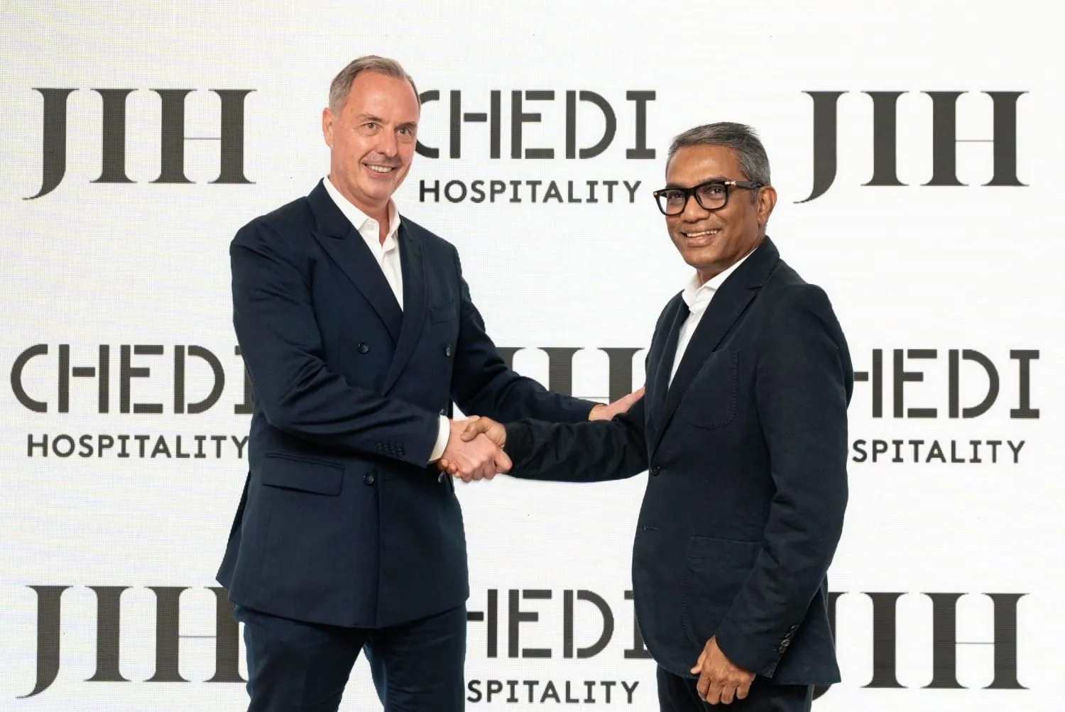 Freuen sich über die Zusammenarbeit: (von links) Stephan Schupbach, Präsident & Group CEO von Chedi Hospitality. und Mohamed Ali Janah, Group Chairman von JIH Global Investments LLC.
