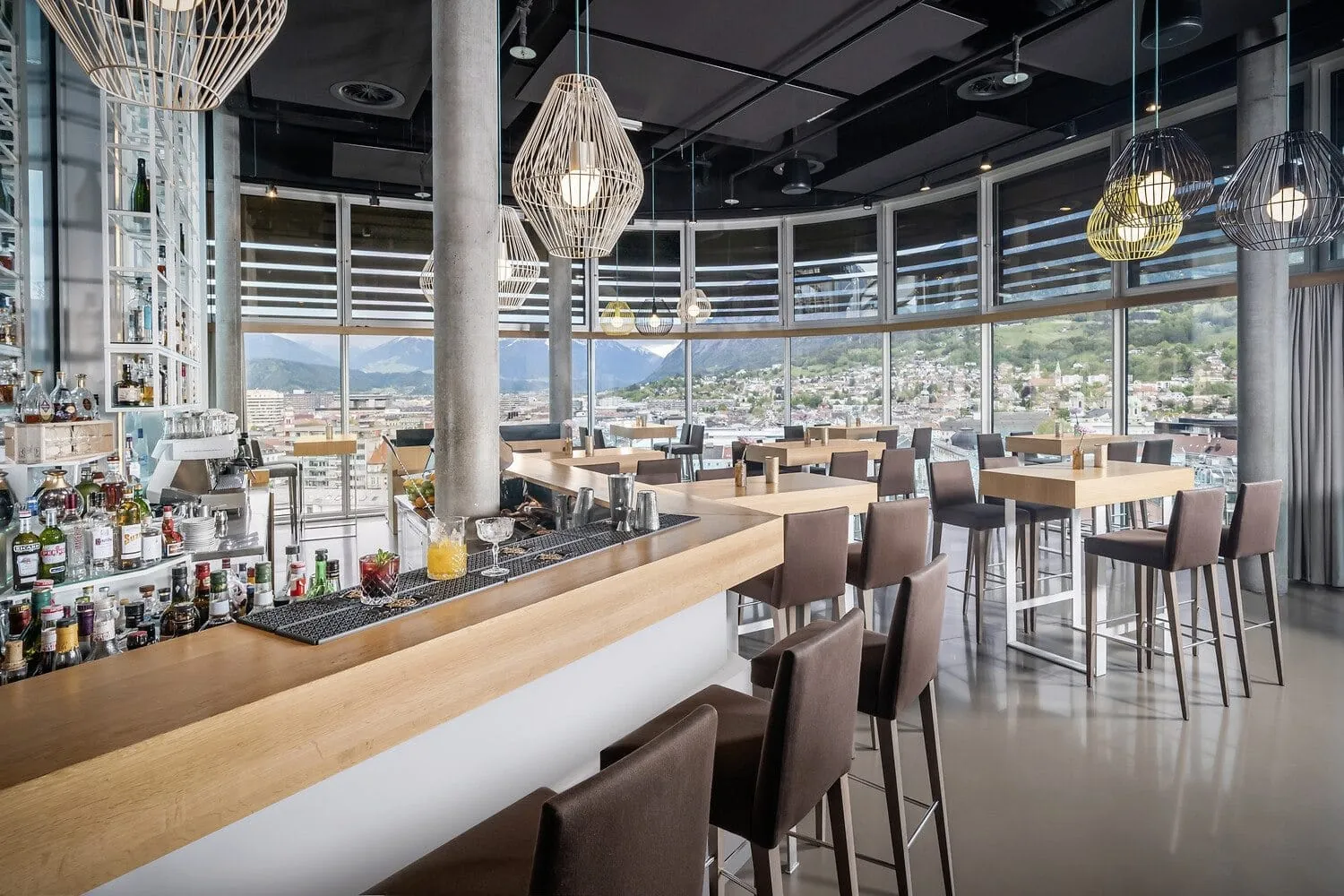 In der „Adlers Bar“ im 12. Stock des Adlers Lifestyle-Hotels in Innsbruck treffen klare Linien, urbanes Interior und eine gezielte Lichtführung aufeinander - stets mit Panoramablick über die Stadt.