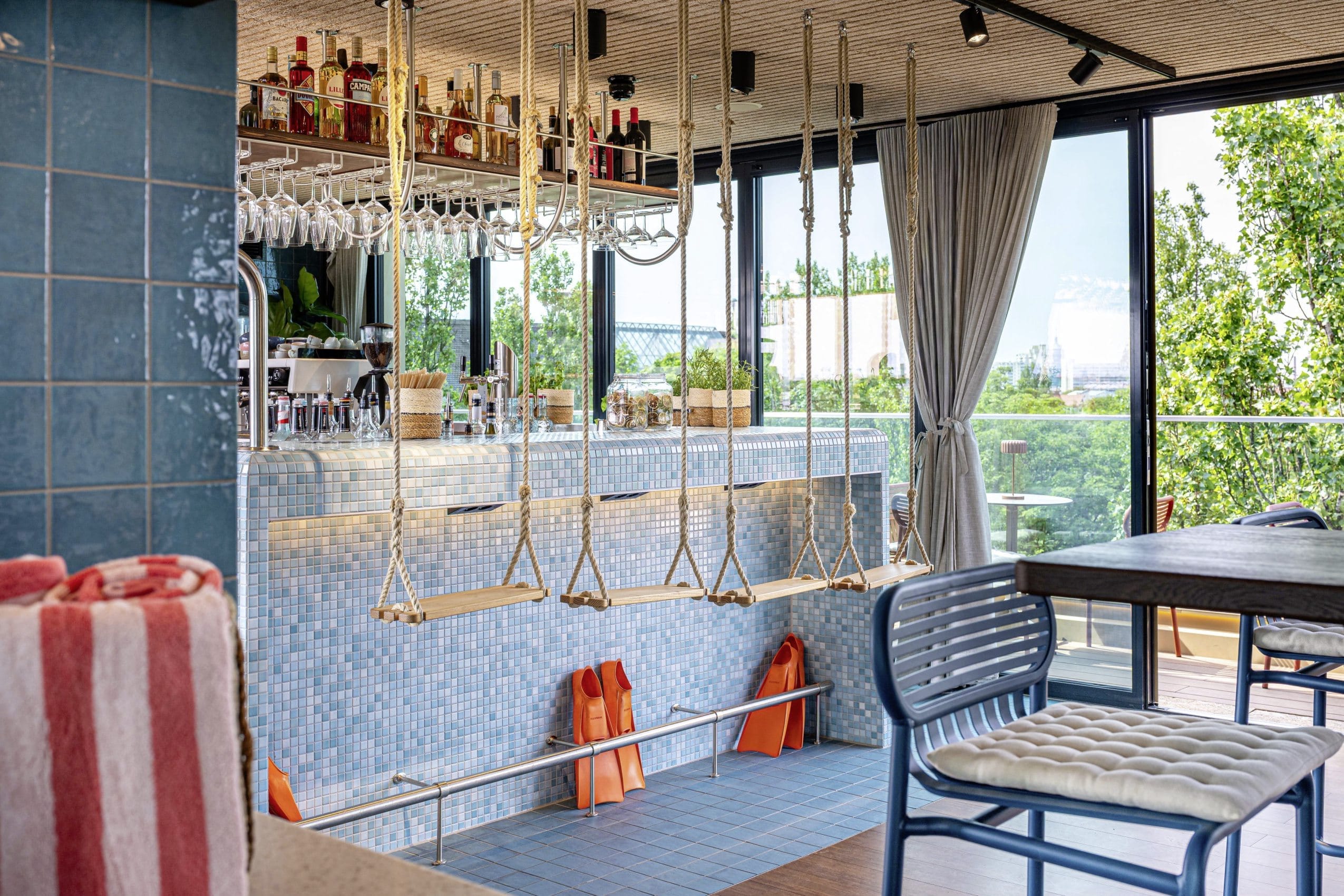 Der „Frei Schwimmer Rooftop“ im Cocoon Hotel Sendlinger Tor greift das Motiv des Freibads auf: Elemente wie Badekacheln und Pool-Anspielungen dominieren das Interior. Offene Flächen und ein luftiges Raumkonzept orientieren sich an der Struktur eines Dachgartens und sollen eine Verbindung zwischen Gästen und Stadtraum schaffen.