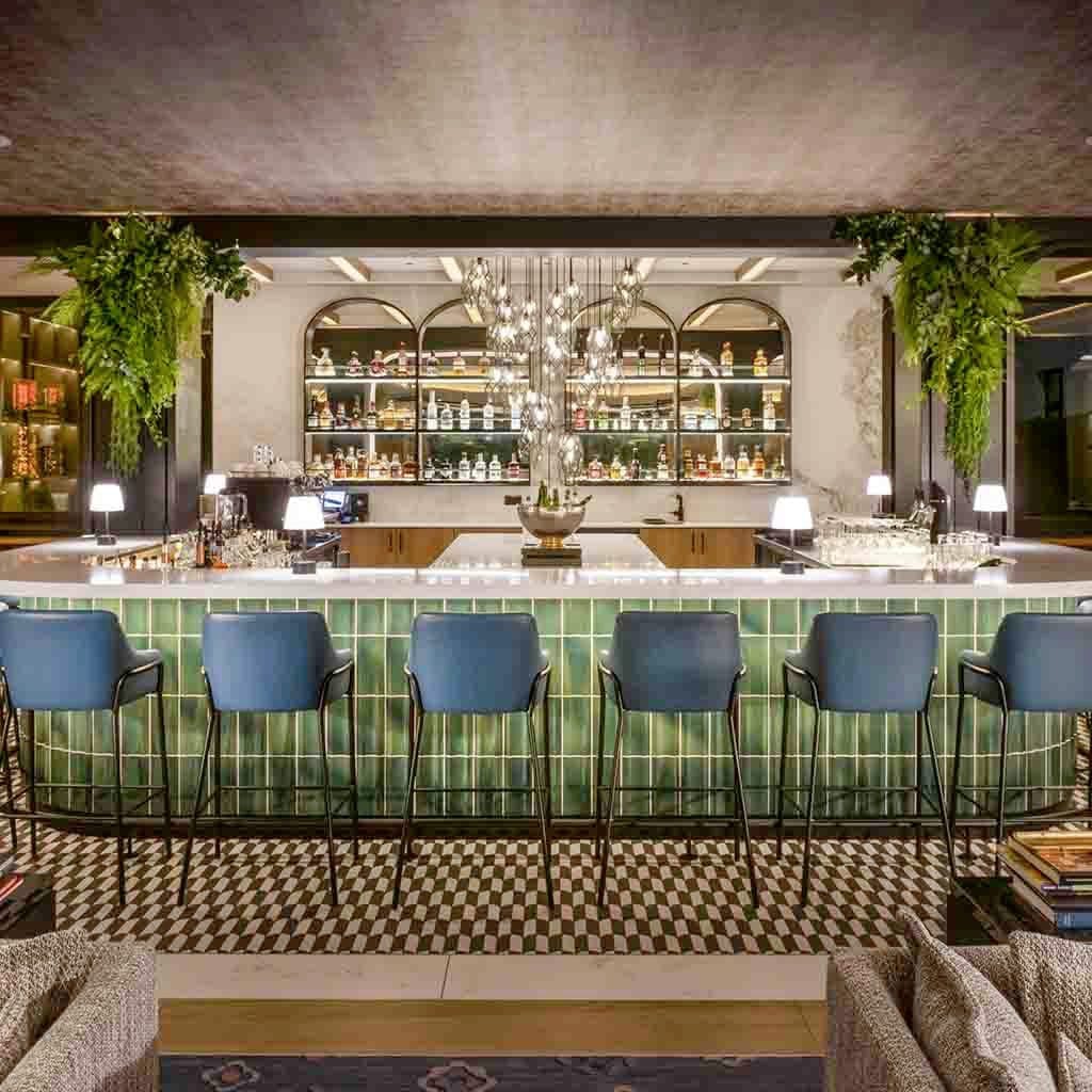 „The Bar“ im Doubletree by Hilton Berlin Ku’damm verbindet Lobby und Bar. Innen- und Außenflächen sind aufeinander abgestimmt und bilden zusammen einen offen gestalteten Aufenthaltsbereich.