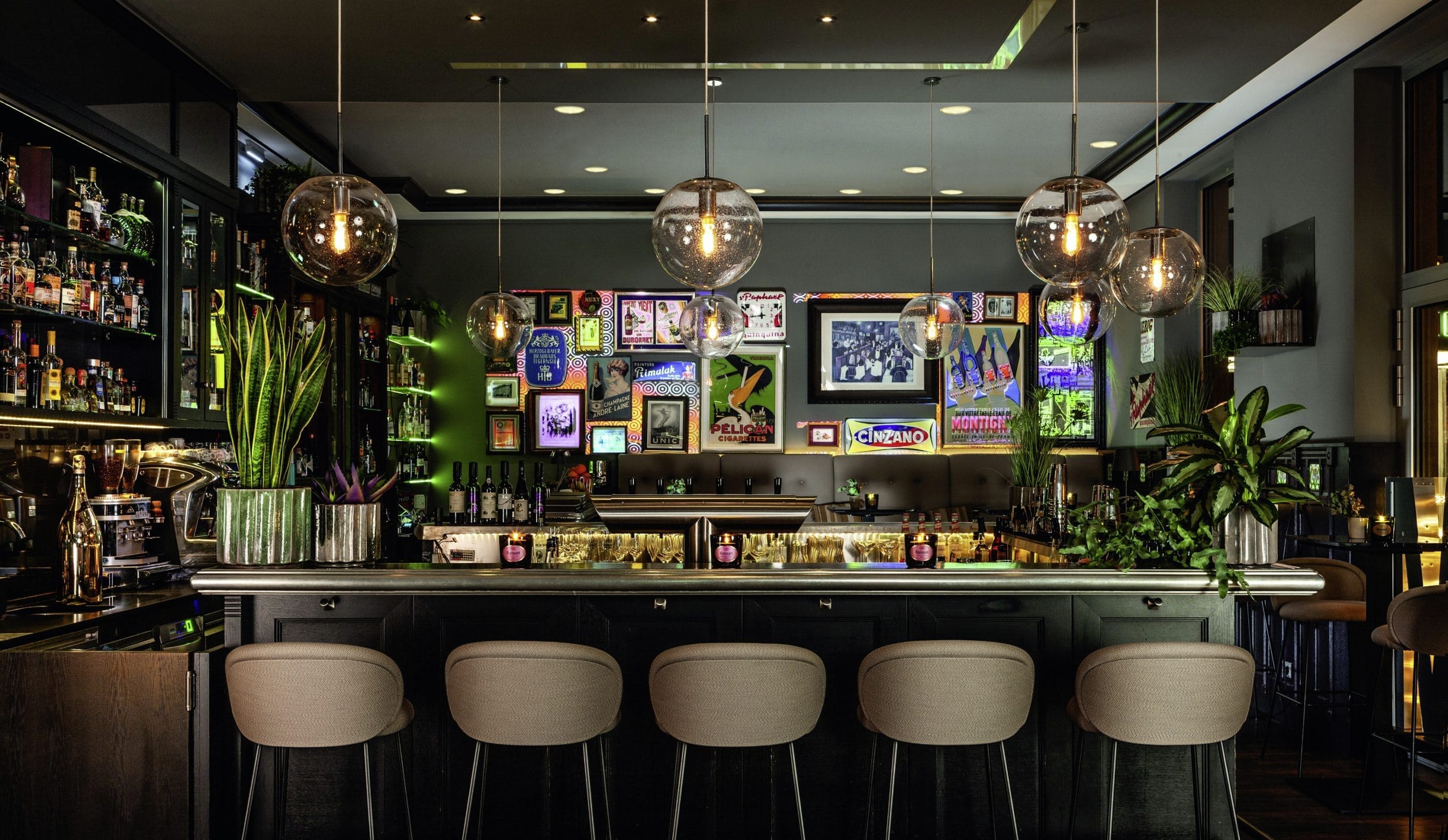 Die „Bar 3M“ im Hotel Maximilian’s Augsburg kombiniert historische Bausubstanz mit zeitgemäßer Gestaltung. Traditionelle Elemente werden mit modernen Designansätzen verbunden und ergeben ein stimmiges Gesamtbild.