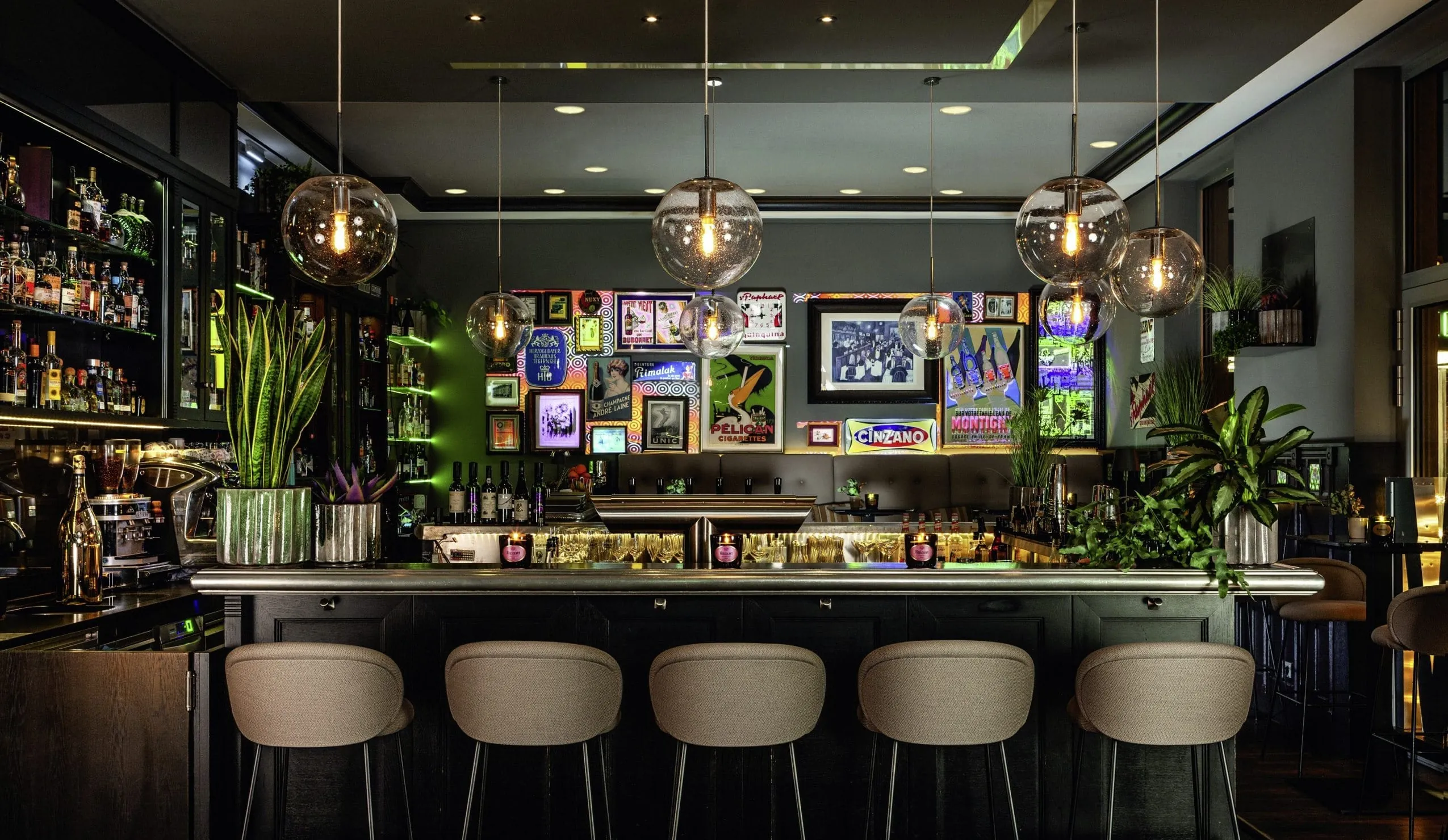 Die „Bar 3M“ im Hotel Maximilian’s Augsburg kombiniert historische Bausubstanz mit zeitgemäßer Gestaltung. Traditionelle Elemente werden mit modernen Designansätzen verbunden und ergeben ein stimmiges Gesamtbild.