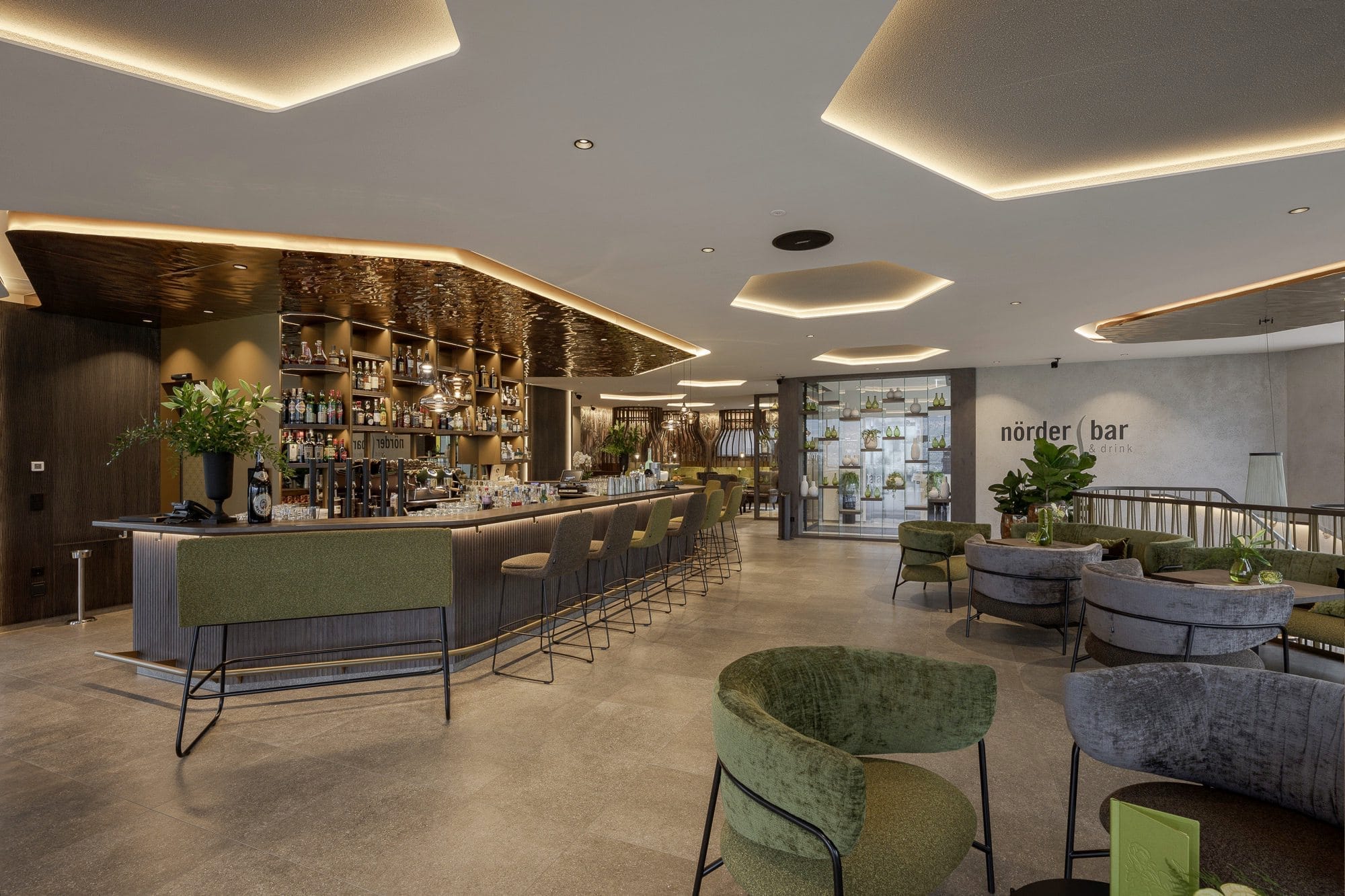 Stilvolle Gestaltung, entspannte Atmosphäre und der Blick über Meran zeichnen die „Nörder Bar“ im La Maiena Meran Resort in Naturns aus. Regionale Materialien und kreative Inszenierung treffen auf internationale Bartrends und verleihen der Bar ihre eigene Identität.