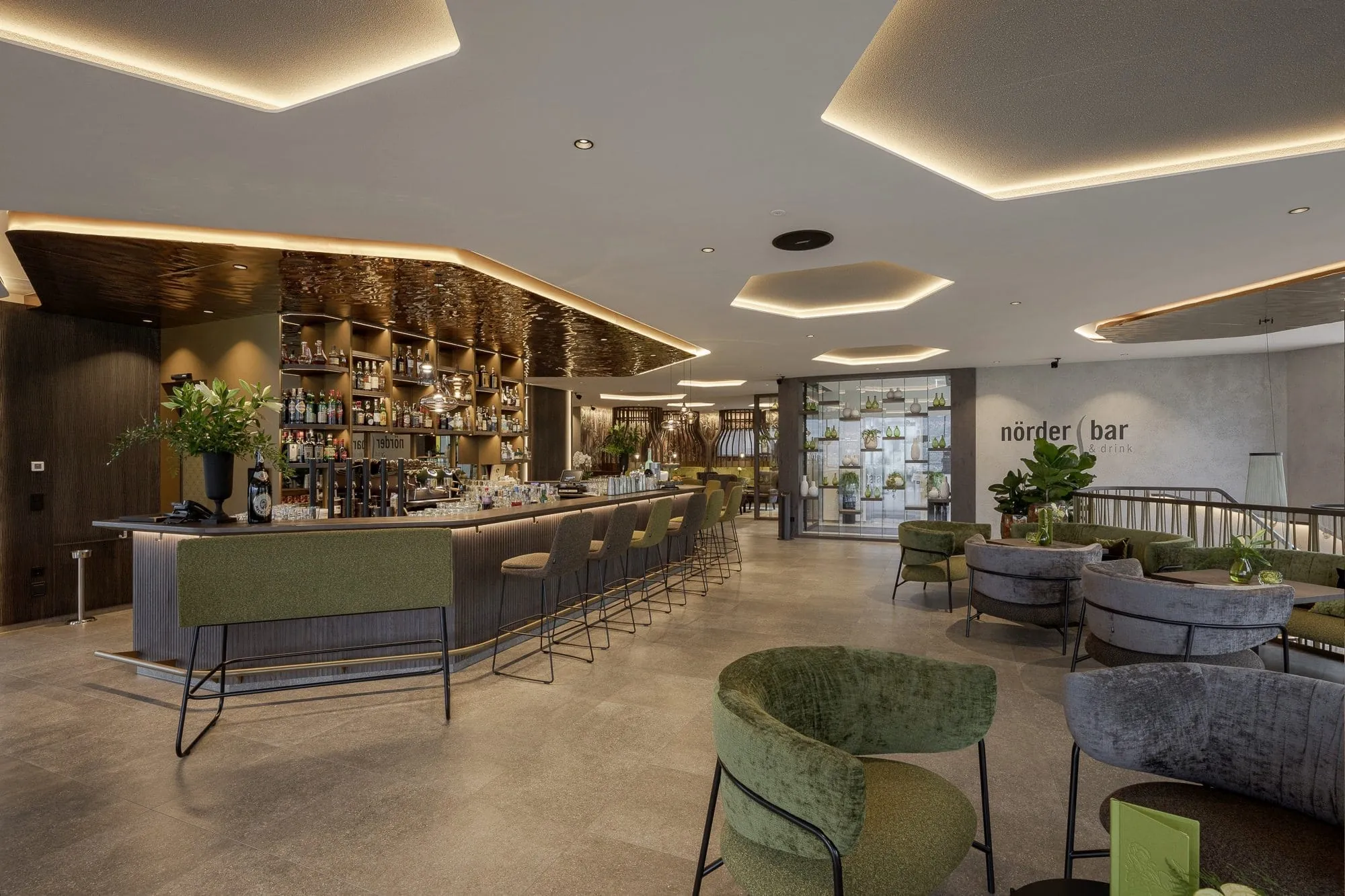 Stilvolle Gestaltung, entspannte Atmosphäre und der Blick über Meran zeichnen die „Nörder Bar“ im La Maiena Meran Resort in Naturns aus. Regionale Materialien und kreative Inszenierung treffen auf internationale Bartrends und verleihen der Bar ihre eigene Identität.