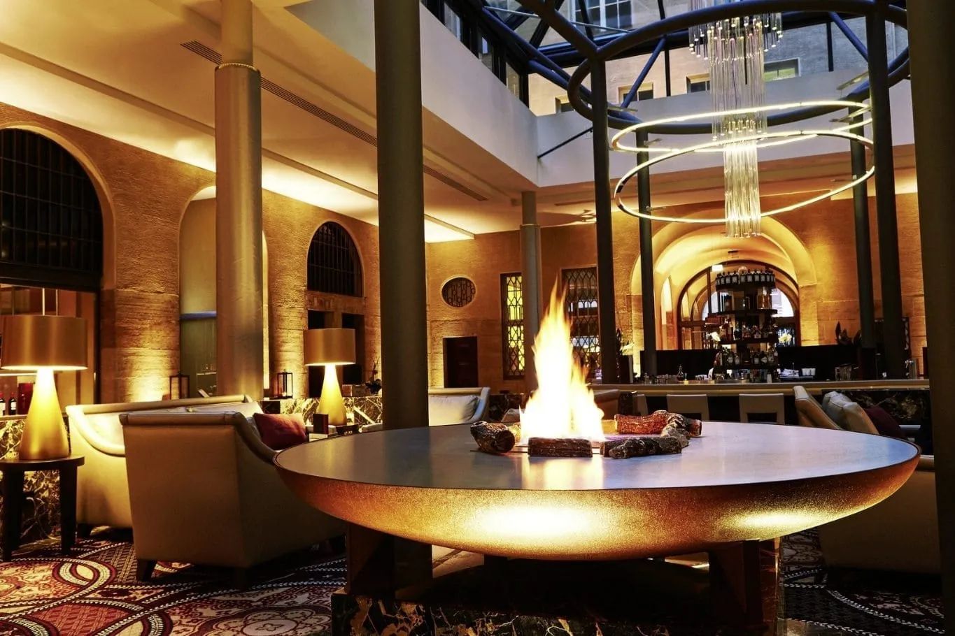 Im Steigenberger Icon Grandhotel Handelshof in Leipzig vereint die „Bar Le Grand“ Vergangenheit und Gegenwart zu einem stimmigen Designkonzept. Der Innenhof mit markanter Glasüberdachung und offenem Feuer soll eine elegante Atmosphäre schaffen.