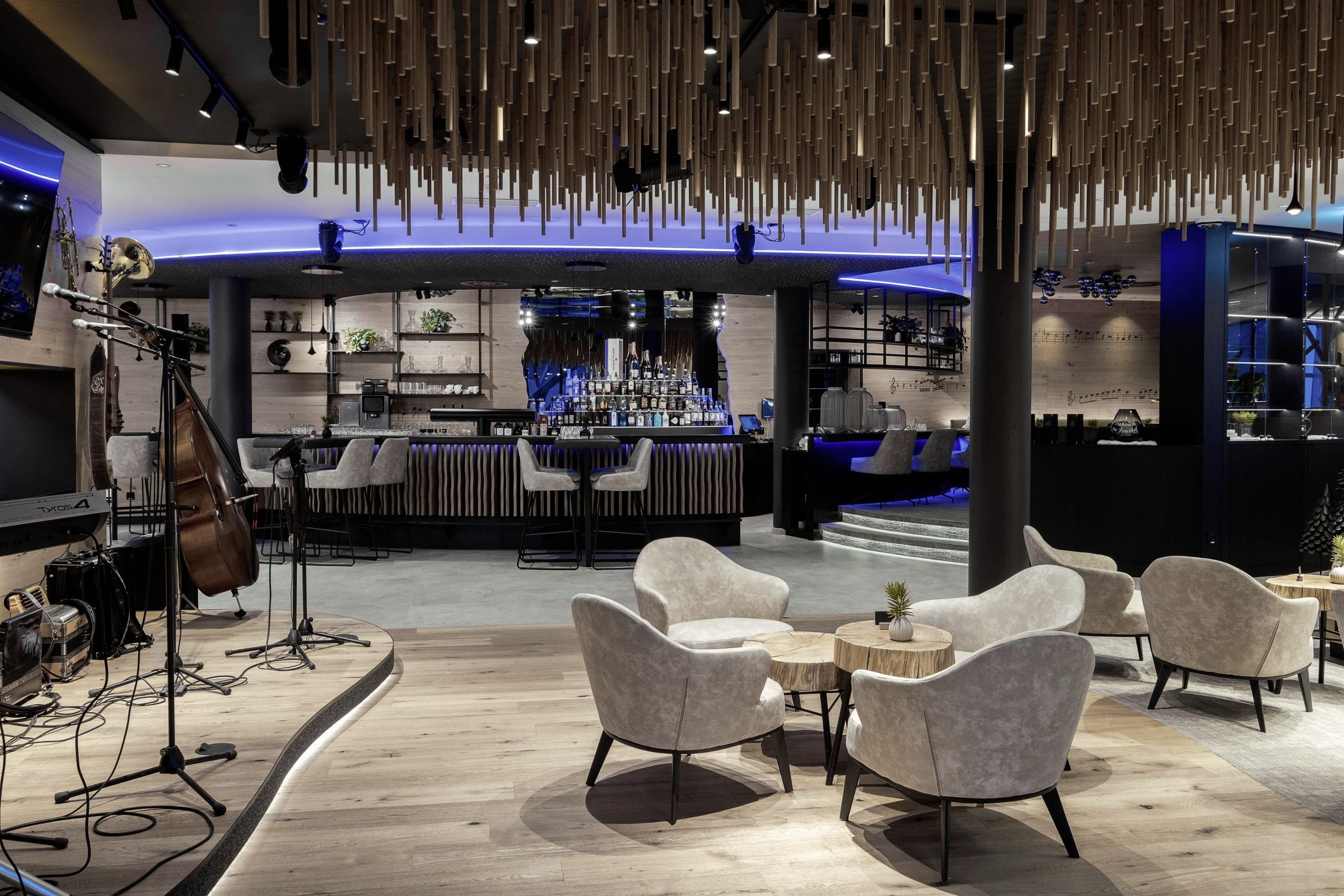 Die Bar im Wellness- & Naturhotel Tonihof in Langdorf ist als zentraler Treffpunkt konzipiert und verbindet naturnahe Gestaltung mit zeitgemäßem Design. Warme Materialien und sorgfältig ausgewählte Details prägen das Erscheinungsbild.