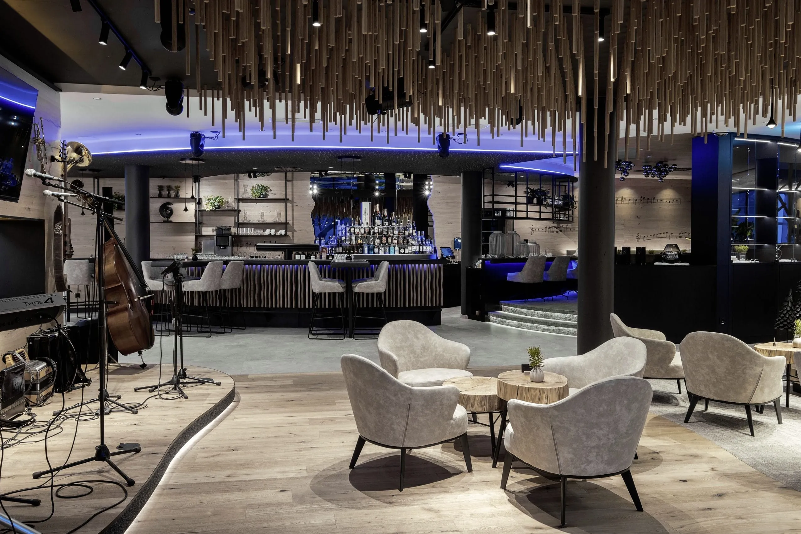 Die Bar im Wellness- & Naturhotel Tonihof in Langdorf ist als zentraler Treffpunkt konzipiert und verbindet naturnahe Gestaltung mit zeitgemäßem Design. Warme Materialien und sorgfältig ausgewählte Details prägen das Erscheinungsbild.