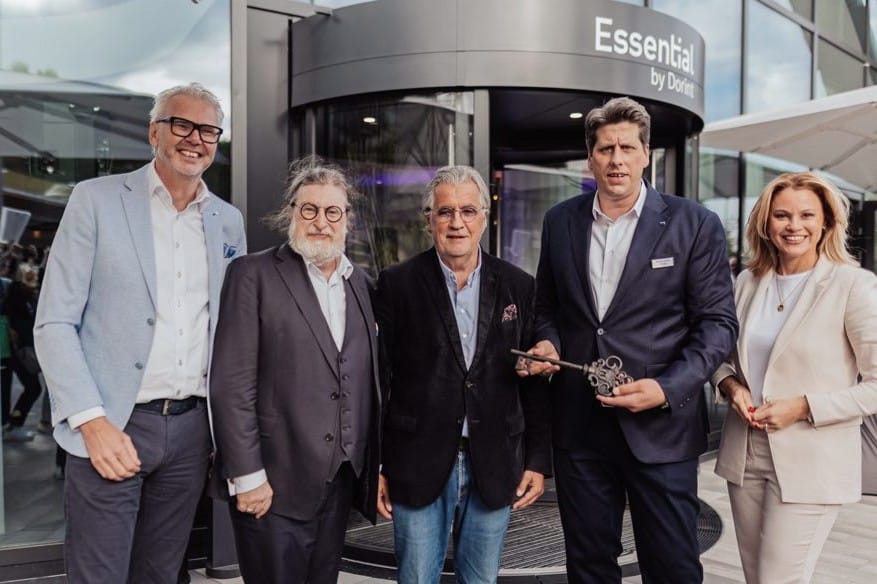 Symbolische Schlüsselübergabe: (von links) Co-CEO Rob Buijstens, Aufsichtsratsvorsitzender Dirk Iserlohe, Projektentwickler Patrick Schwarz-Schütte (Black Horse Properties), GM Christian Schulte und CEO Stefanie Brandes.