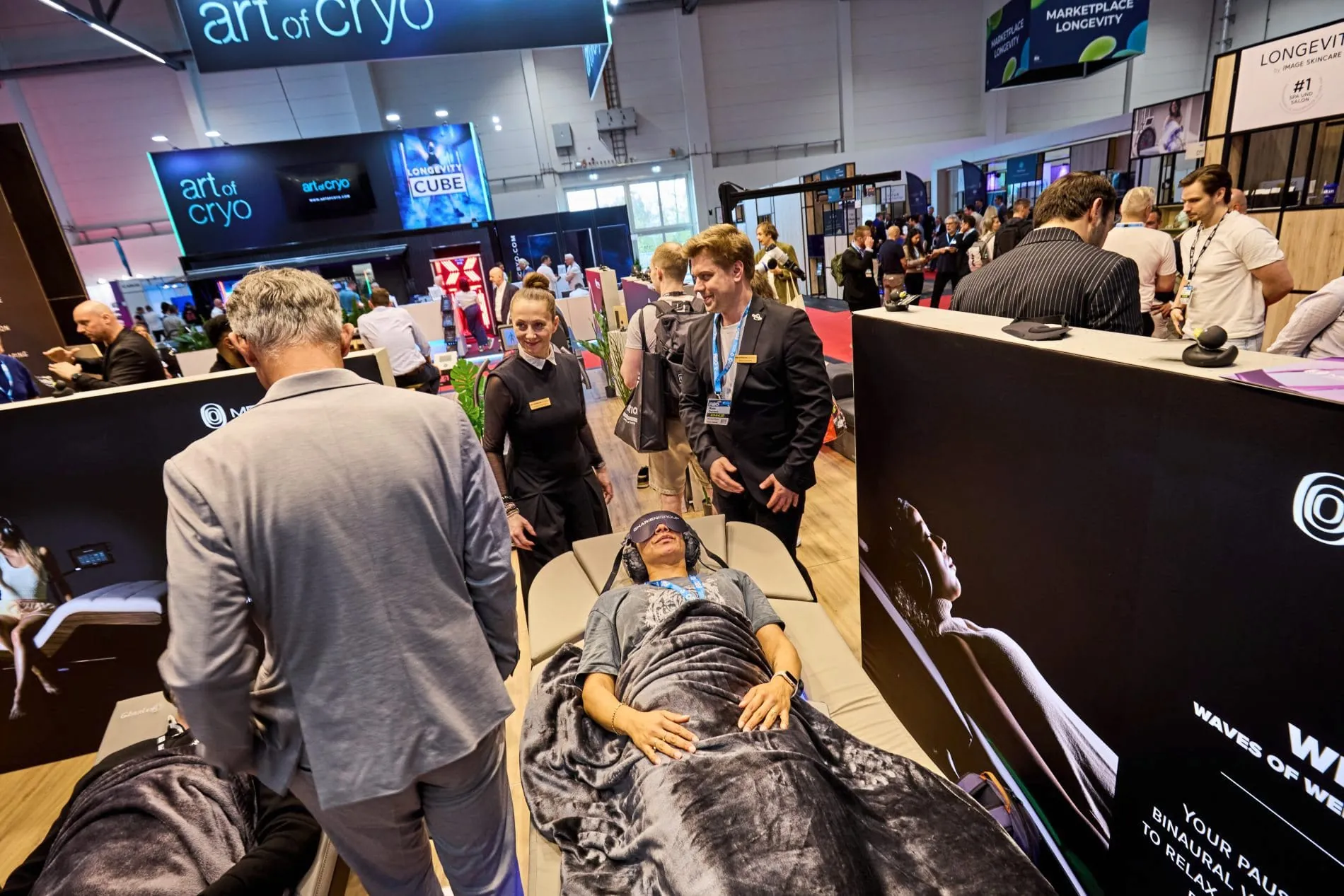 Moderne Regenerationstechnologie: Entspannungsliege mit binauralen Beats im Kontext neuer Wellness- und Recovery-Angebote.