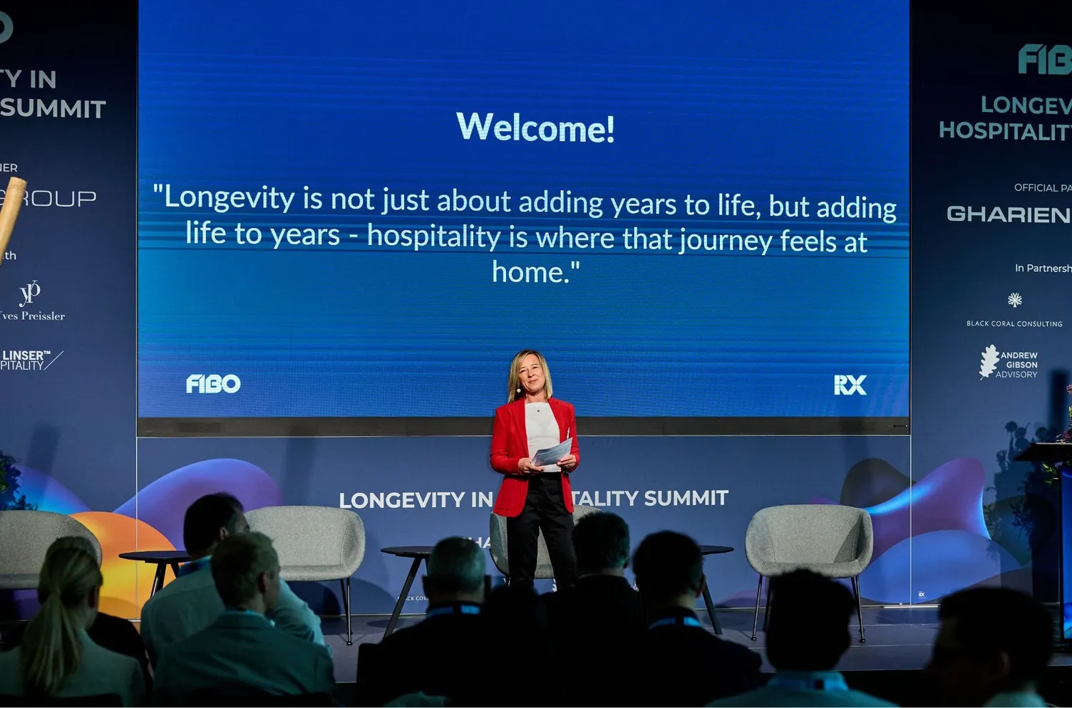 Auf der Bühne beim Fachprogramm der Fibo 2026 in Köln präsentierten Speaker unterschiedliche Perspektiven auf aktuelle Branchenthemen.