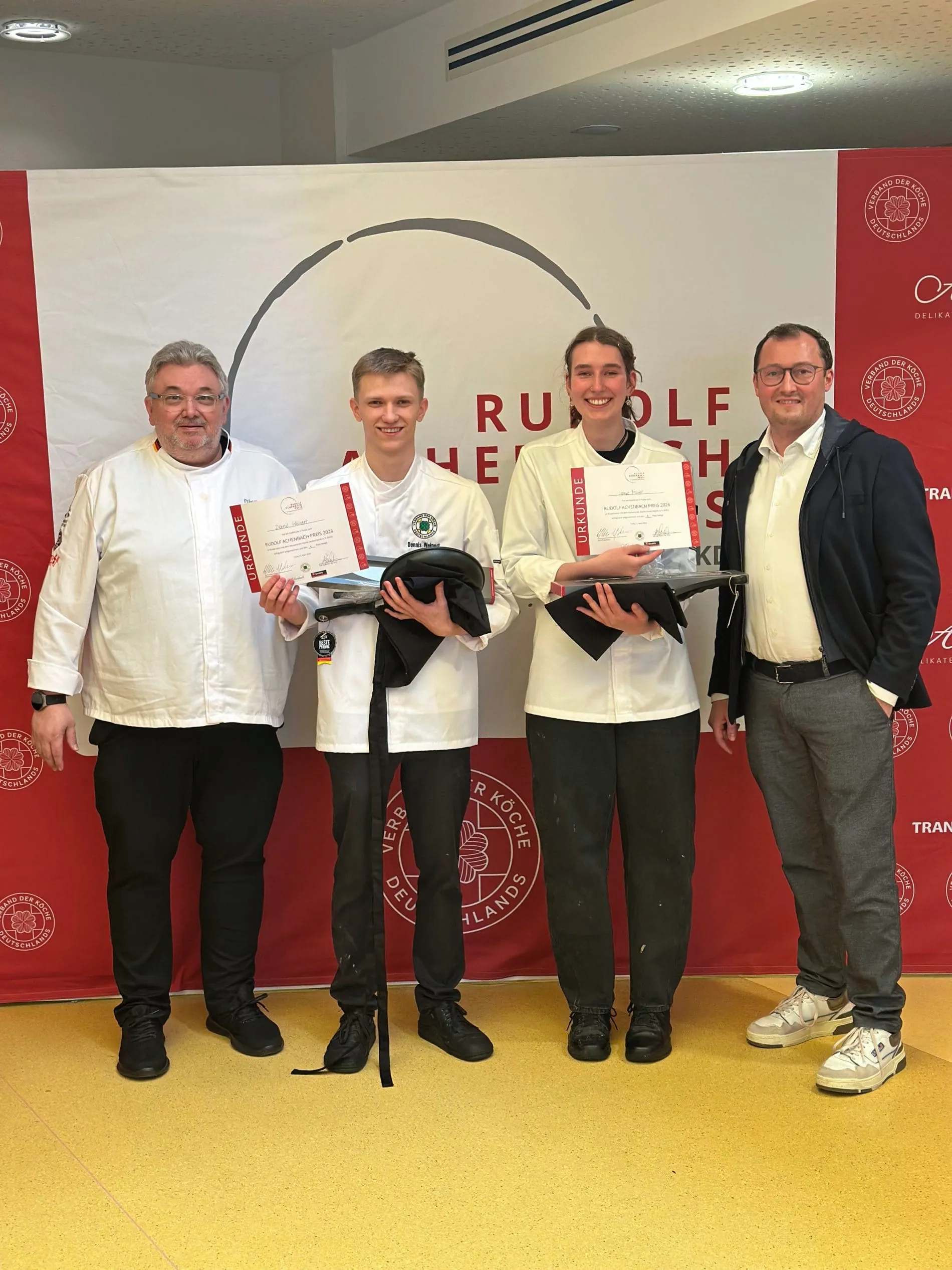 Rudolf Achenbach Preis 2026: Die Finalisten Dennis Weinert von der Traube Tonbach in Baiersbronn (zweiter von links) und Leonie Maier vom „1950 Bio-Fine-Dining-Restaurant“ in Hayingen. 