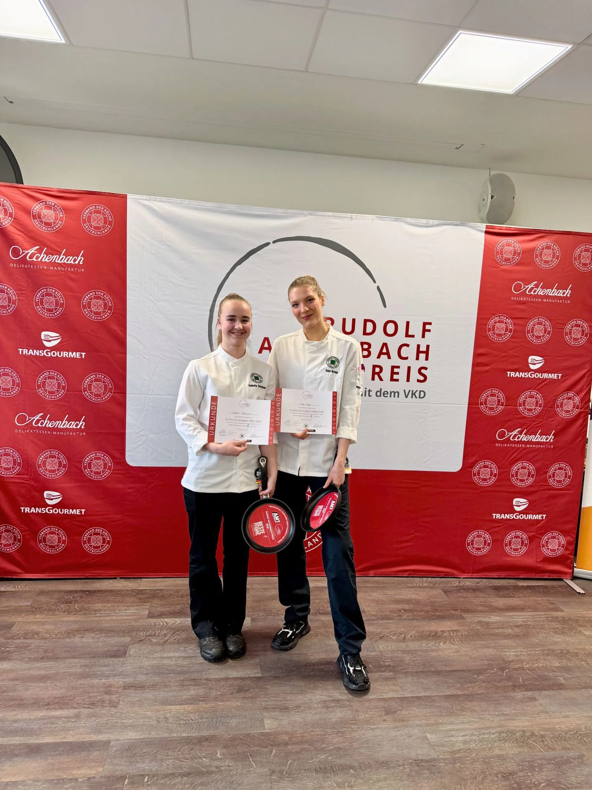 Rudolf Achenbach Preis 2026: Die Finalistinnen Isabelle Hatesuer vom Gasthaus Müller in Göxe (links) und Svea Kropp vom The Fontenay in Hamburg.