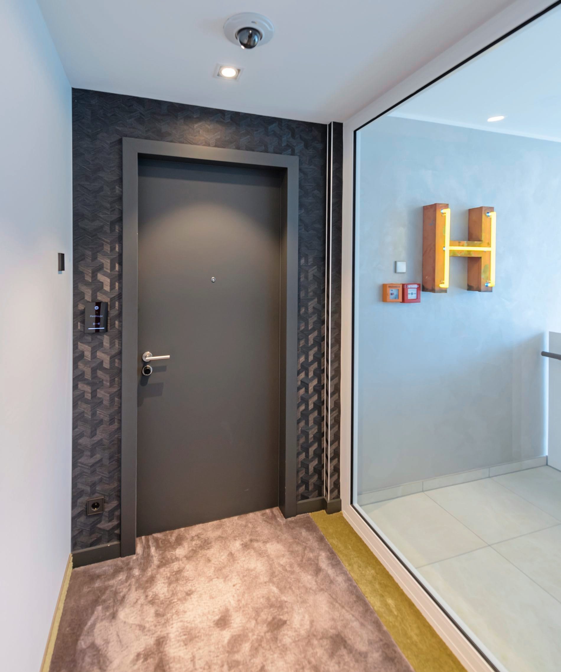 In mattem Anthrazit: Das Hotel Fährhaus in Koblenz entschied sich für Türen, die sich harmonisch in das Farbkonzept des Hauses einfügen.