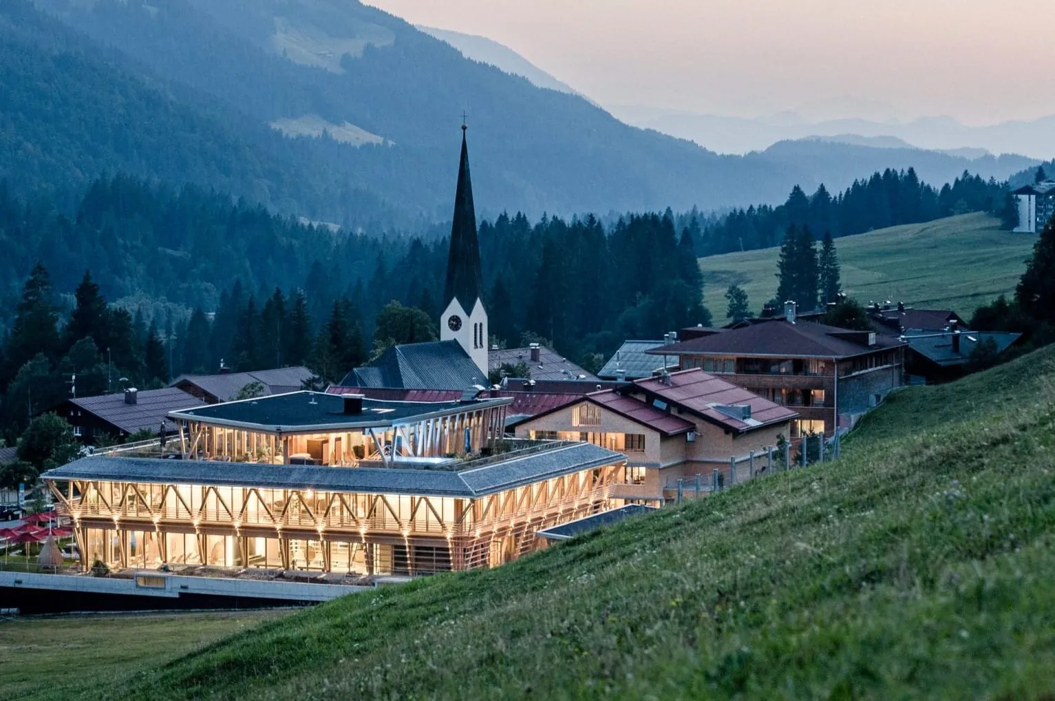 Eingebettet in einem Hochtal im Oberallgäu auf 1.044 Höhenmetern in Balderschwang liegt das Hubertus Mountain Refugio Allgäu.