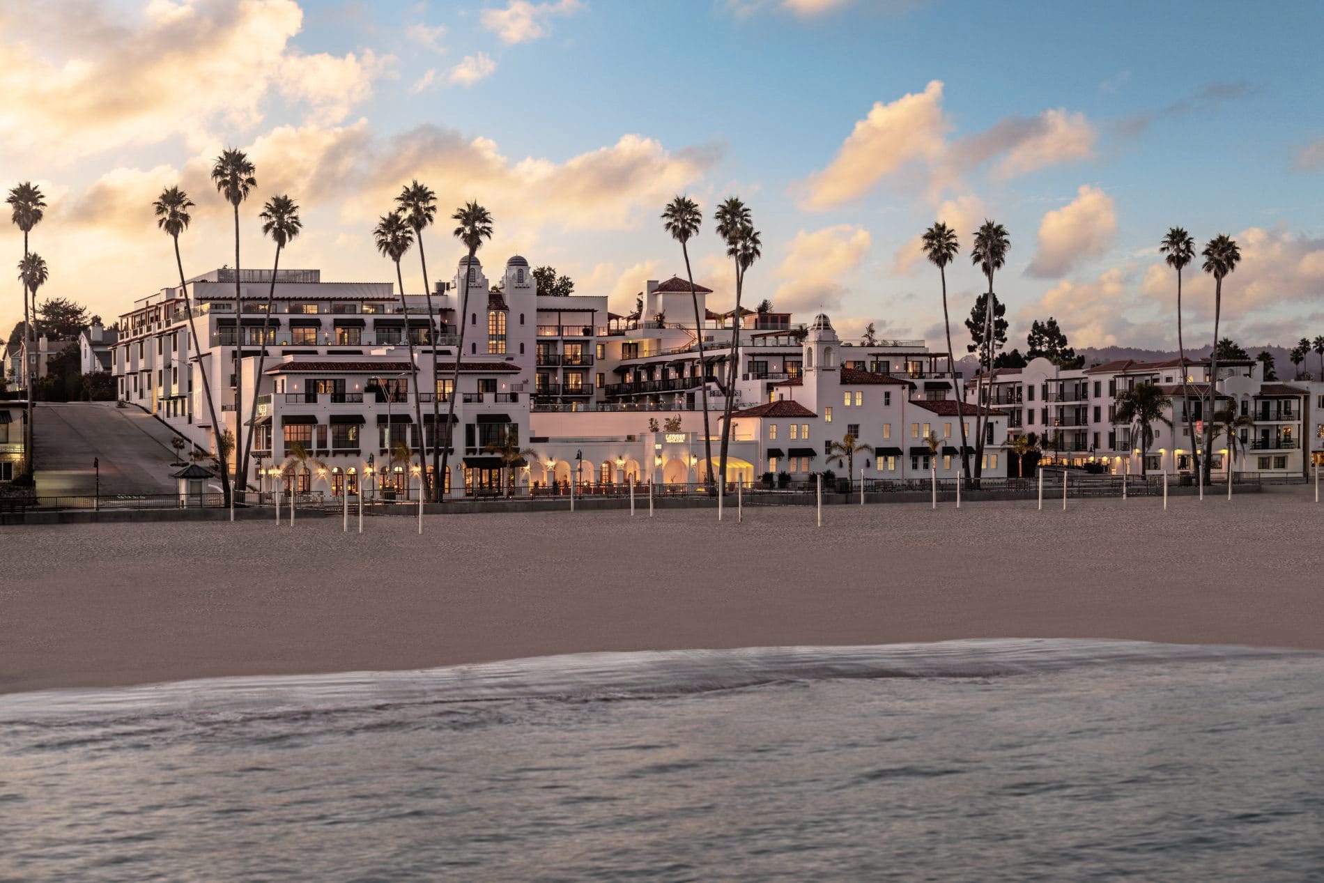 Das La Bahia Hotel & Spa mit 155 Zimmern verbindet spanisch-mediterrane Architektur mit modernem Luxus an den Ufern der Monterey Bay.