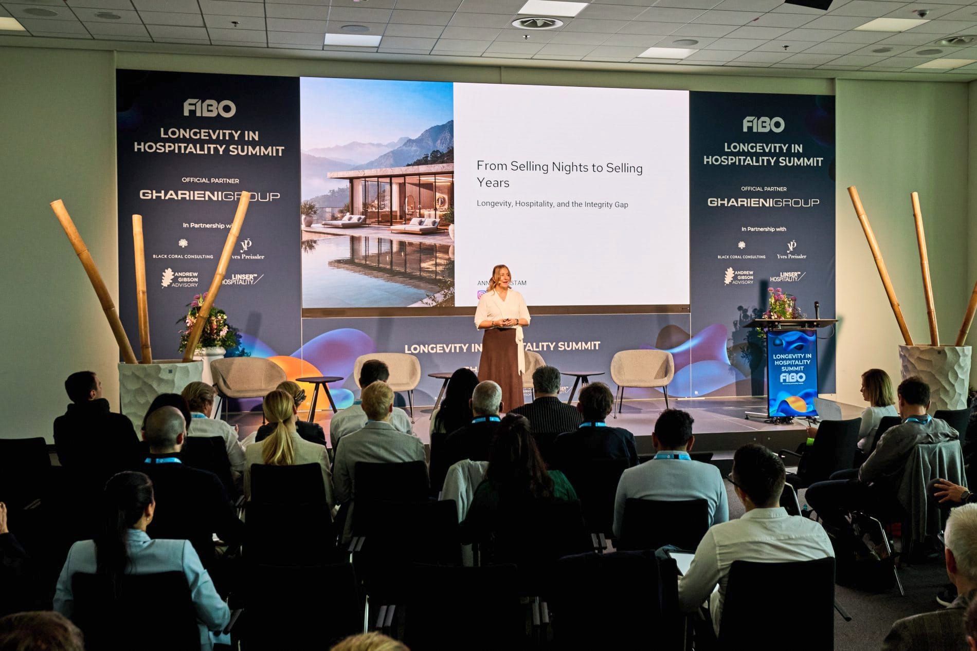 Auf der Bühne des Summits im Rahmen der Fibo 2026 in Köln war unter anderem Anna Bjurstam, Wellness Pioneer bei Six Senses, als Speakerin vertreten.