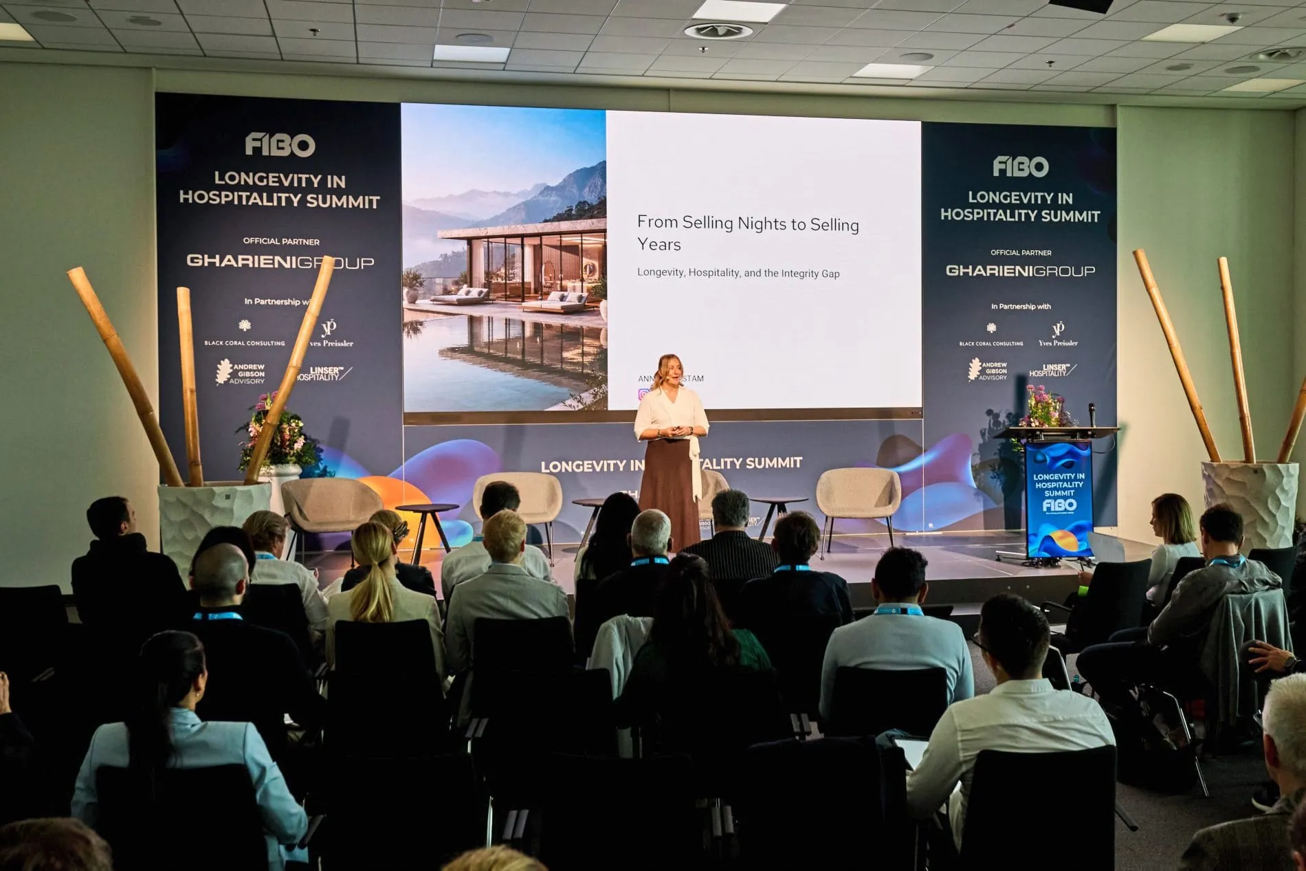 Auf der Bühne des Summits im Rahmen der Fibo 2026 in Köln war unter anderem Anna Bjurstam, Wellness Pioneer bei Six Senses, als Speakerin vertreten.