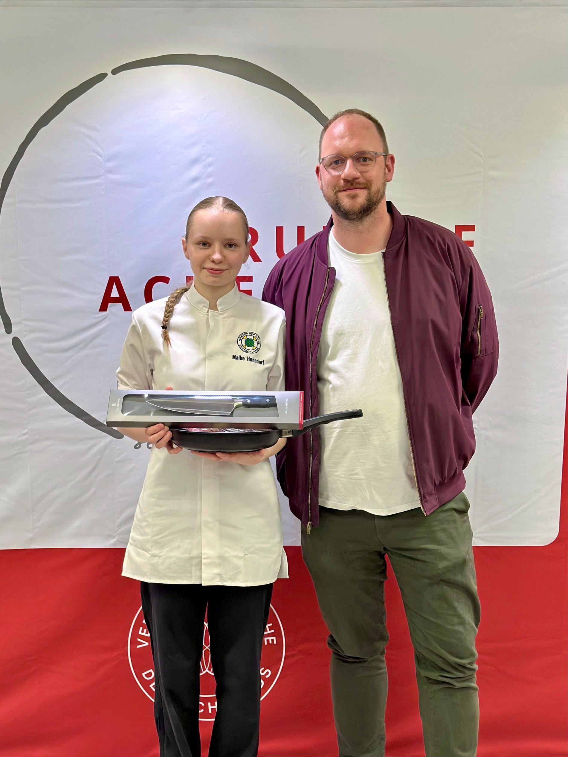 Ruldof Achenbach Preis 2026: Finalistin Maike Hohndorf mit Ausbilder Sebastian Hölscher. Die zweite Finalistin aus Düsseldorf, Shakhrizoda Bakhodirova, konnte an der Siegerehrung nicht teilnehmen.