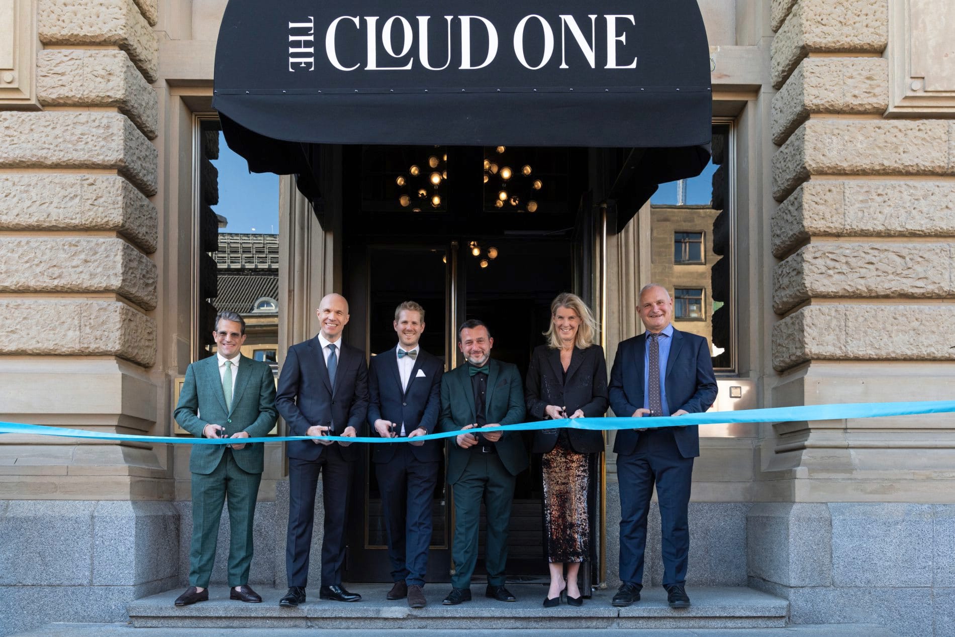 Ribbon Cutting in Frankfurt: (von links) Filip Blodinger (Flemings), Stefan Lenze (Co-CEO Motel One), Christopher Stein (Hotelmanager Motel One Frankfurt-Hauptbahnhof), Marijo Peric (Hotelmanager The Cloud One Frankfurt-Metropolitan), Susan Schramm (CMO Motel One), Andreas Brunner (Operation Manager Motel One).