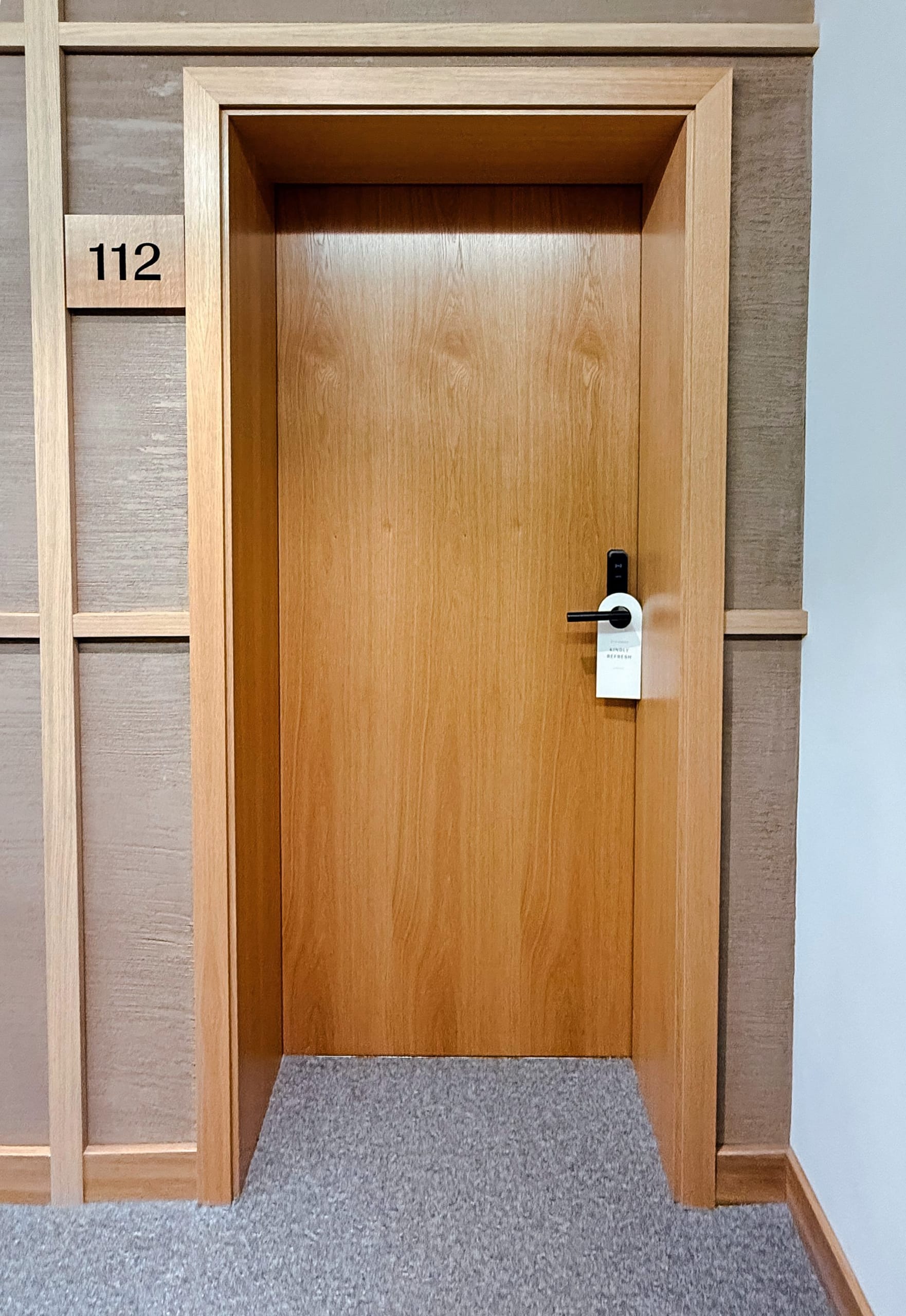 Hotelier Marius Tröndle beschäftige sich beim Umbau seines Hotels Auerhahn am Schluchsee intensiv mit dem Thema Türen. Er entschied sich für das Modell „SST 3-150“ des Herstellers Herholz.