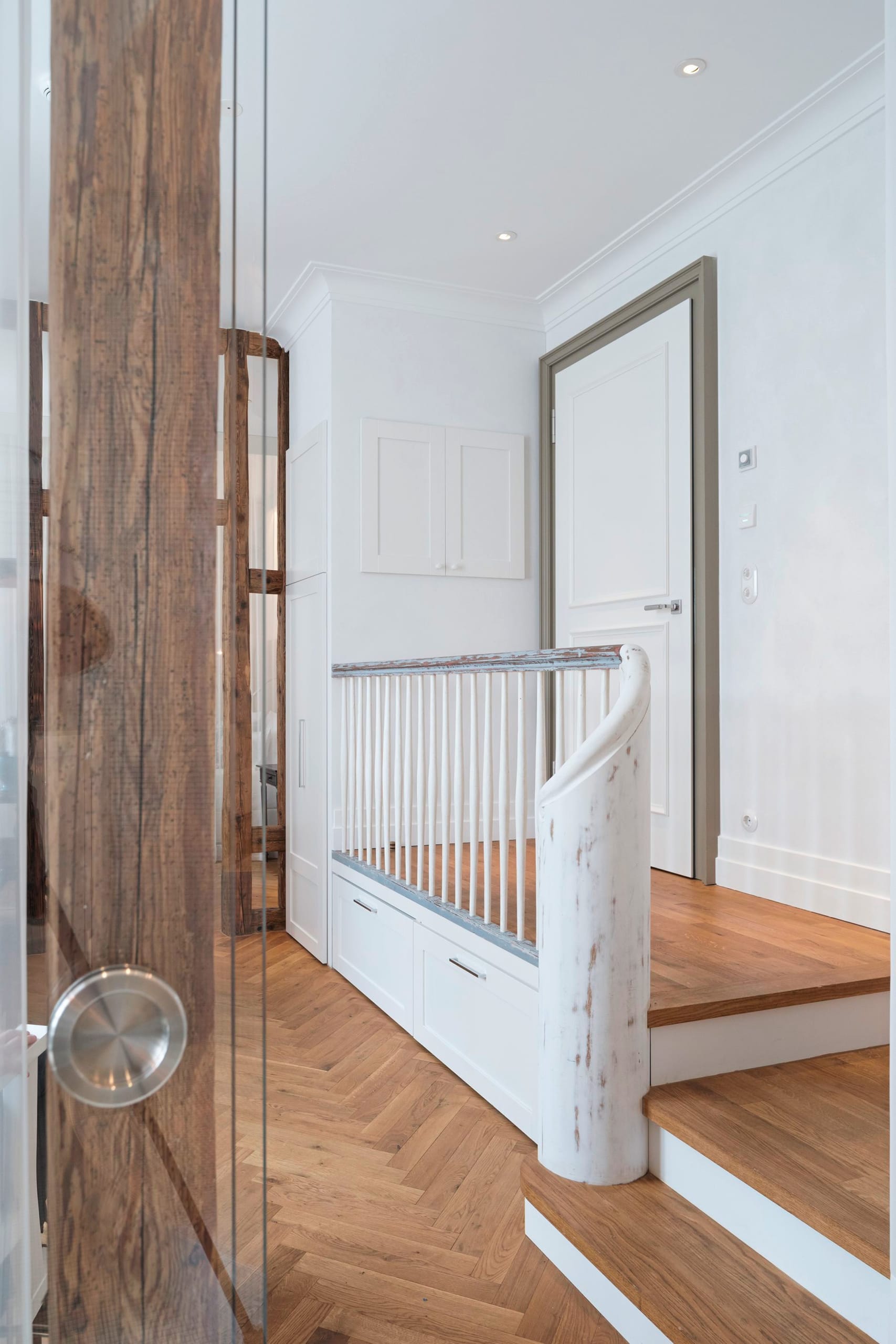 Eine klassische Kassettenoptik schließt die Kombination mit Schall-, Brandschutz und Zutrittskontrolle nicht aus. Das zeigt das Hotel La Maison in Saarlouis mit Türen von Neuformtür.