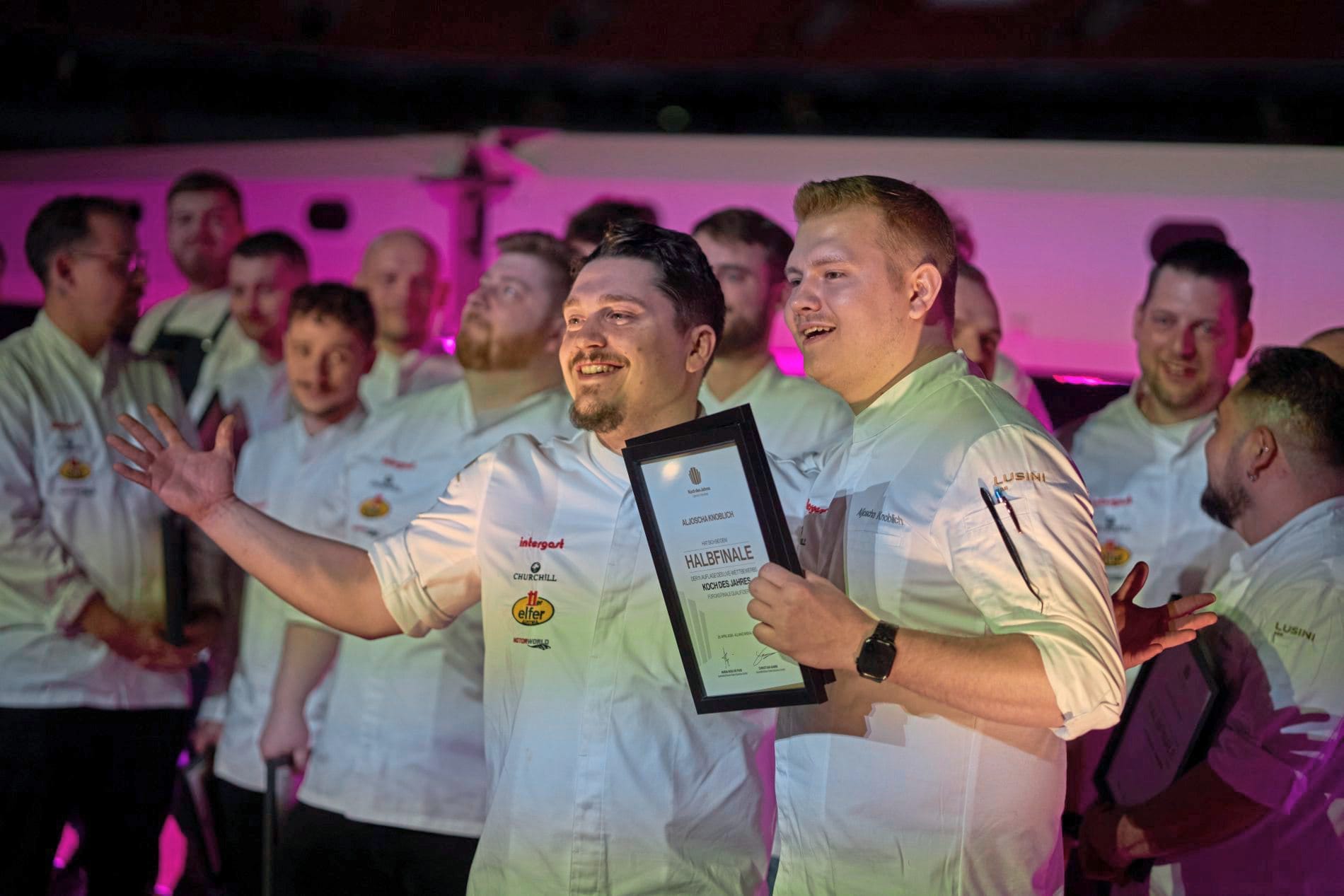 Aljoscha Knoblich präsentiert gemeinsam mit seinem Assistenten Joachim Kraft die Halbfinal-Urkunde.