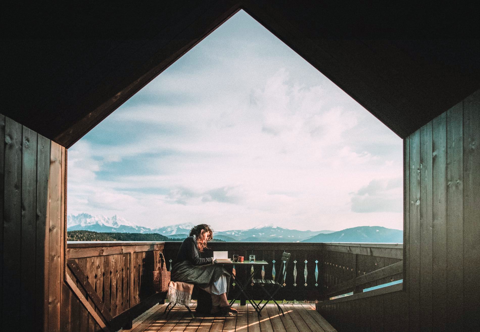 Auf der privaten Terrasse der Duplex-Suite im Bella Posta genießen Gäste einen weiten Blick über die Südtiroler Bergwelt.