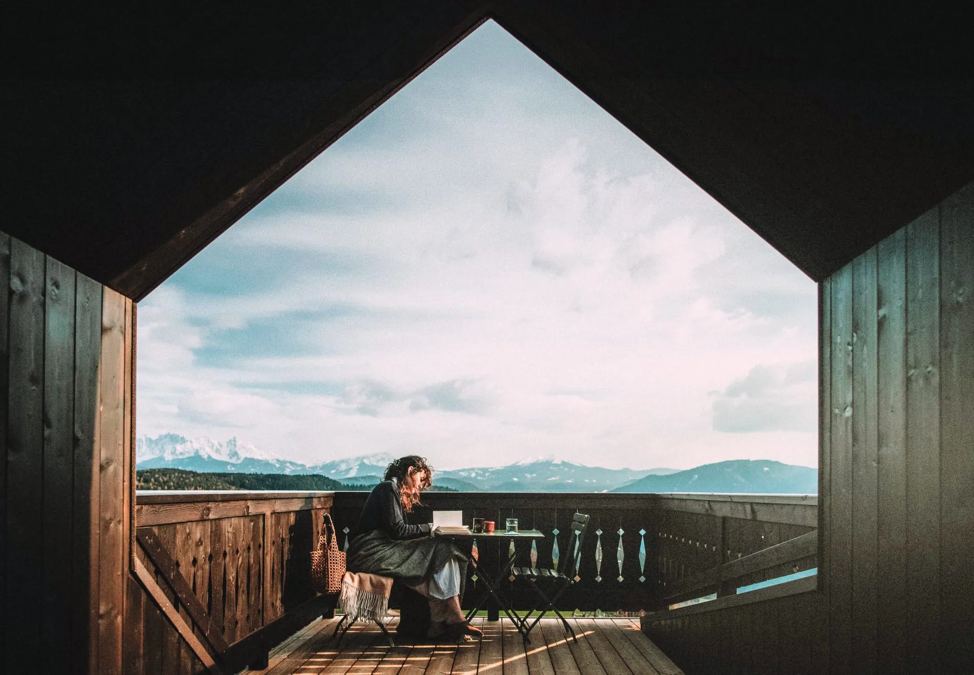 Auf der privaten Terrasse der Duplex-Suite im Bella Posta genießen Gäste einen weiten Blick über die Südtiroler Bergwelt.