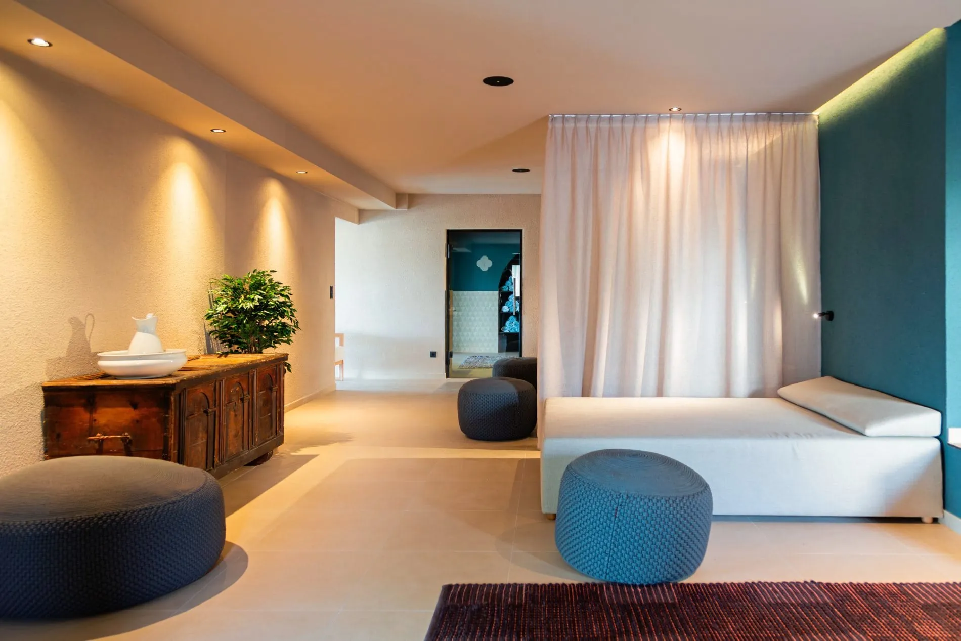 Im Gioia Spa schaffen Petrolfarben, Vorhänge und Vintage-Elemente eine entspannte Atmosphäre.