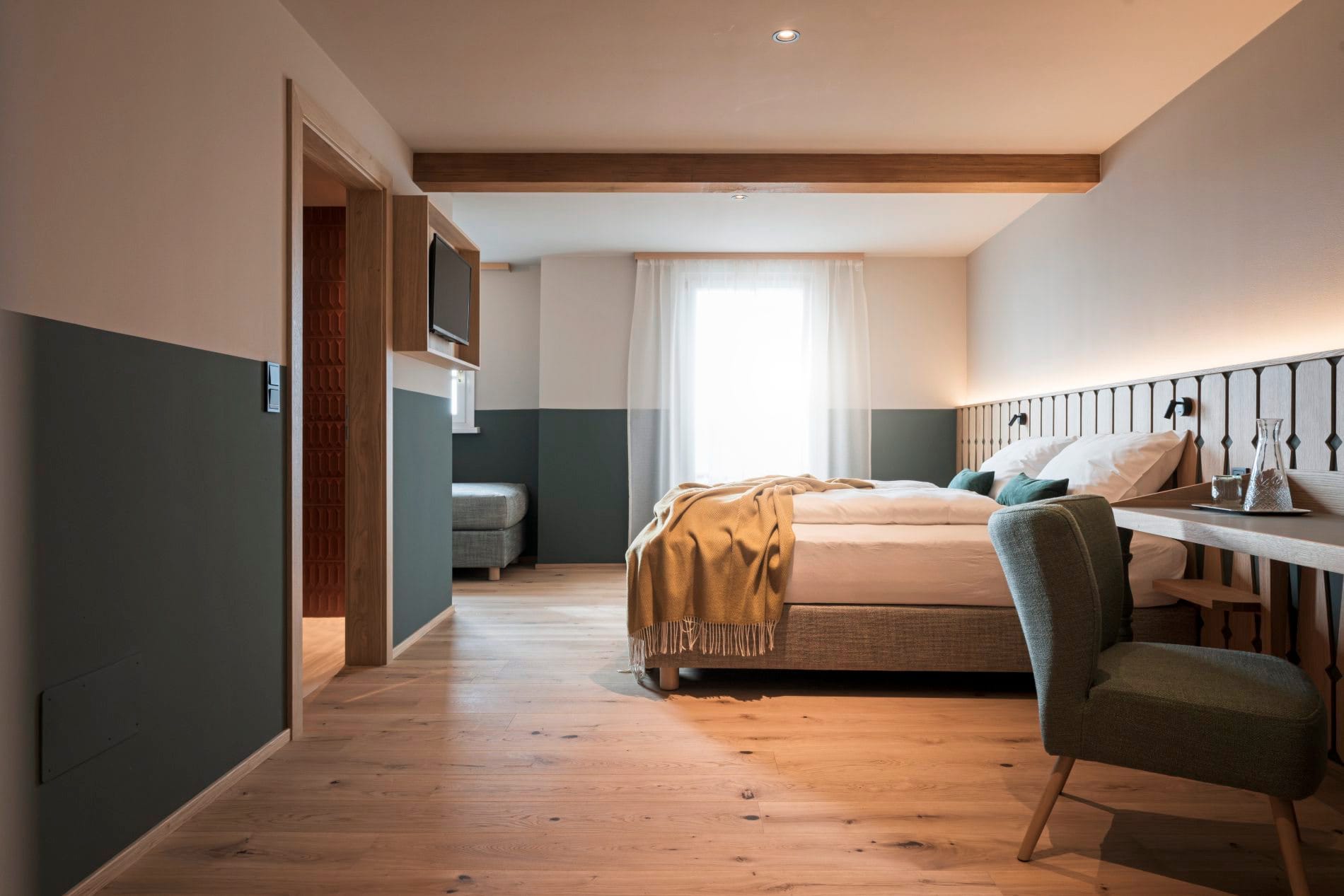 Naturmaterialien, gedeckte Grüntöne und handwerkliche Details prägen die Junior Suite Panorama – ein Ausdruck der neuen Designsprache mit klaren Linien und einem Hauch Retro.