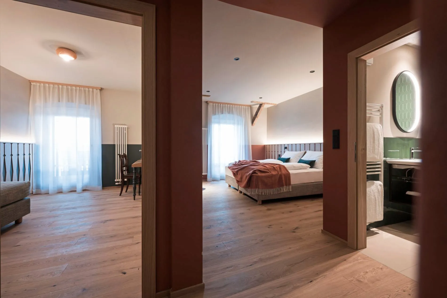 Die Suite "Panorama" verbindet warme Erdtöne, Eichenholzboden und traditionelle Tiroler Elemente mit modernem Design.