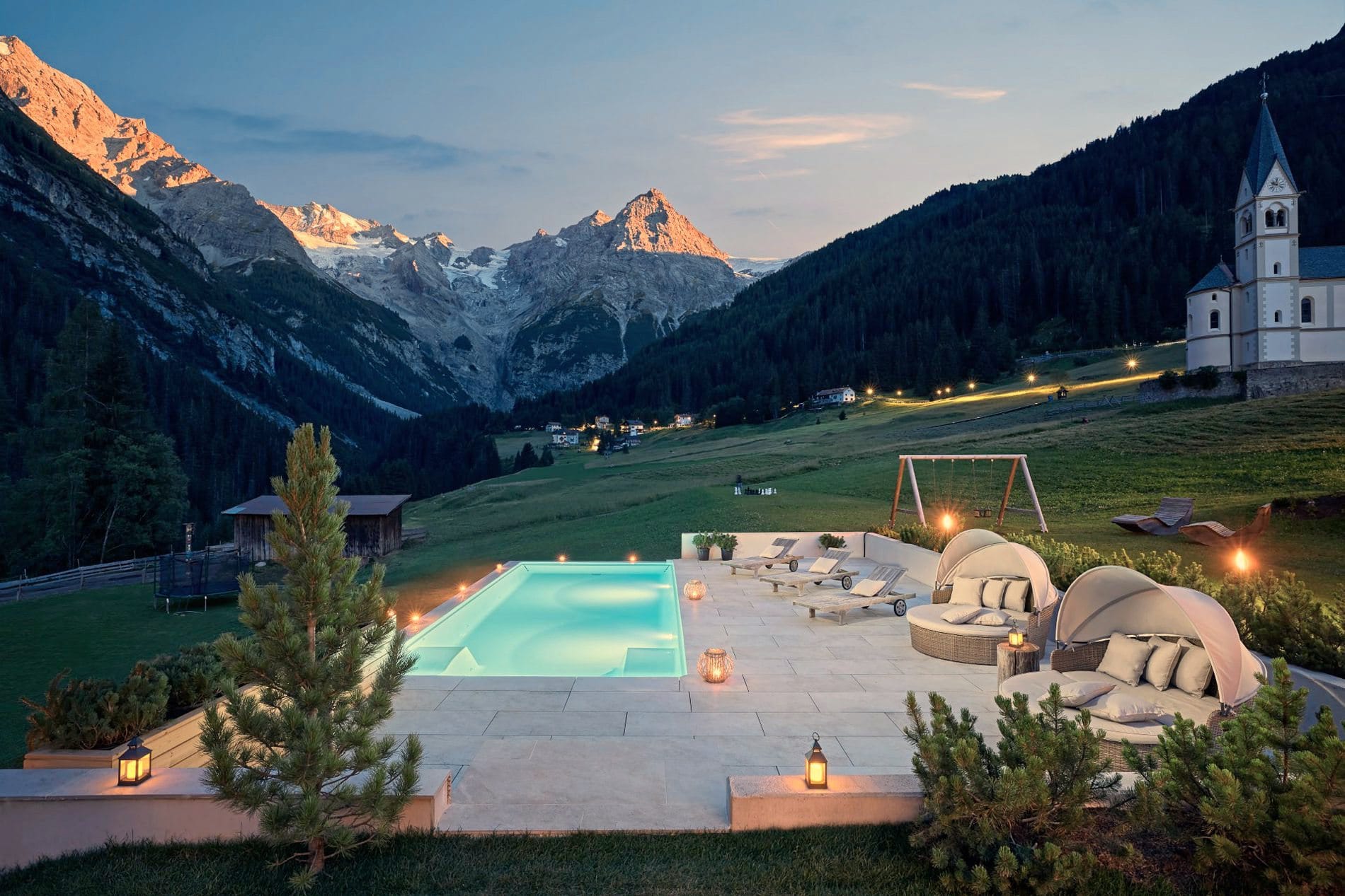 Der beheizte Außenpool des Hotels in Trafoi lädt zur Entspannung in alpiner Kulisse ein.