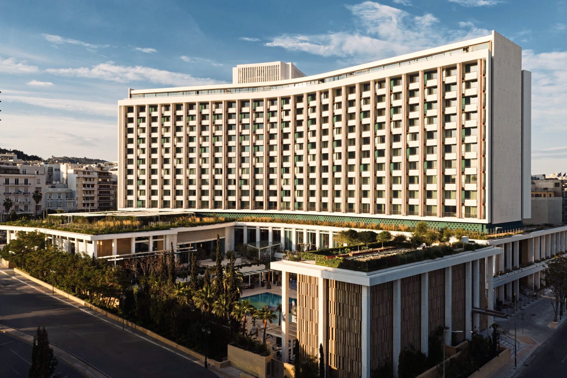 Die geschwungene Fassade des Conrad Athens The Ilisian wurde aus dem ursprünglichen Hilton-Bau von 1963 erhalten und umfasst die 620 Quadratmeter großen Marmorarbeiten des griechischen Künstlers Yannis Moralis.